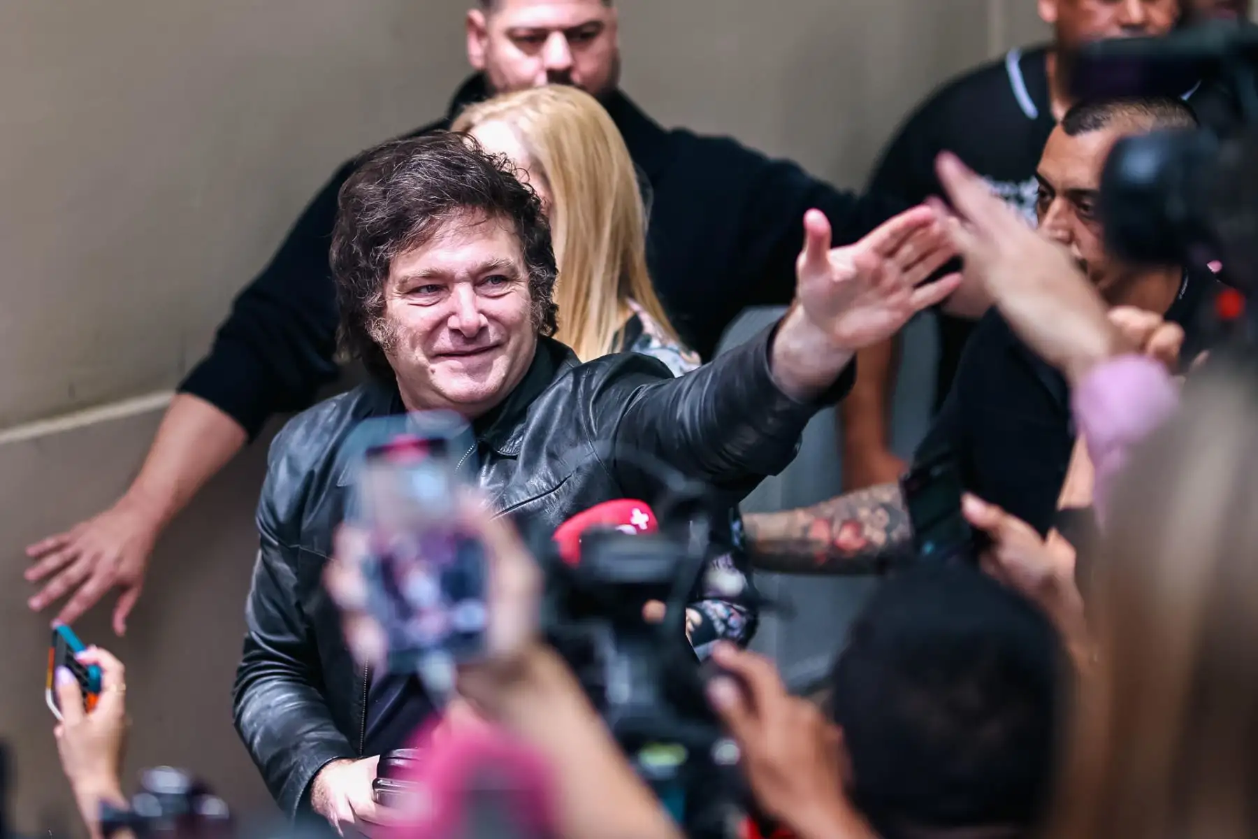 Personas apoyan al candidato a la Presidencia de Argentina de La Libertad Avanza, Javier Milei, hoy, en Buenos Aires (Argentina). Milei, se mostró este domingo "tranquilo" y "satisfecho" tras votar para el balotaje entre él y el aspirante oficialista, Sergio Massa, a pesar de la "campaña del miedo" que, señaló, le hizo su rival.
Foto: EFE
