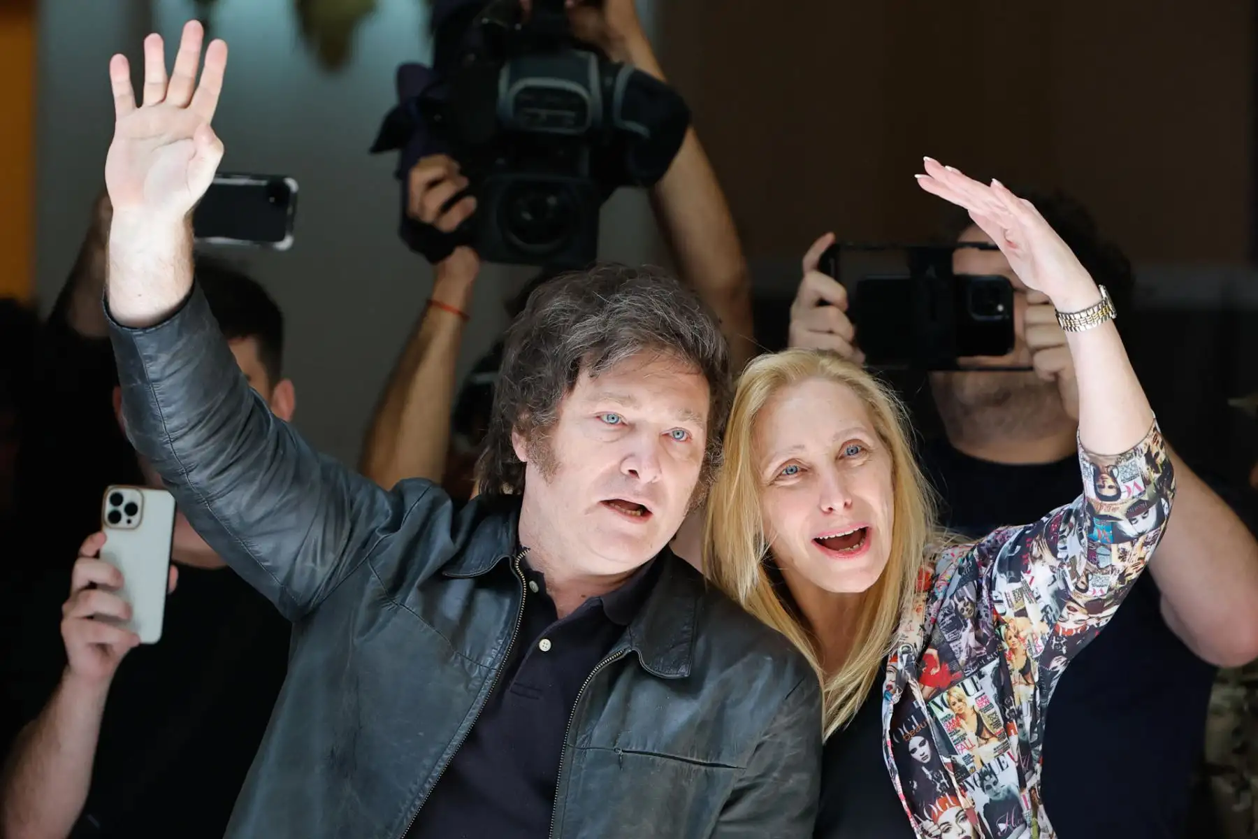 El candidato a la Presidencia de Argentina de La Libertad Avanza, Javier Milei saluda junto a su hermana Karina Milei a sus seguidores tras votar hoy, en Buenos Aires (Argentina). Milei, se mostró este domingo "tranquilo" y "satisfecho" tras votar para el balotaje entre él y el aspirante oficialista, Sergio Massa, a pesar de la "campaña del miedo" que, señaló, le hizo su rival,
Foto: EFE