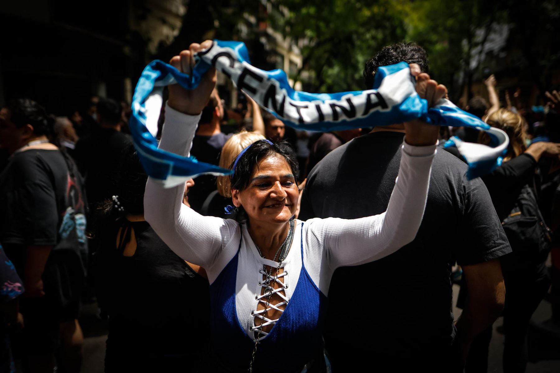 Seguidores apoyan al candidato a la Presidencia de Argentina de La Libertad Avanza, Javier Milei hoy, en Buenos Aires (Argentina). Milei, se mostró este domingo "tranquilo" y "satisfecho" tras votar para el balotaje entre él y el aspirante oficialista, Sergio Massa, a pesar de la "campaña del miedo" que, señaló, le hizo su rival.
Foto: EFE