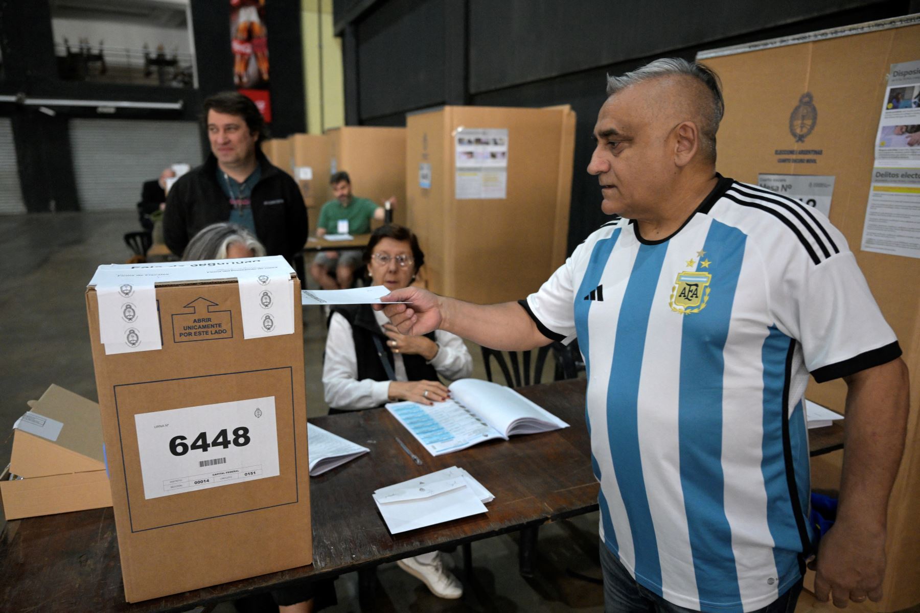 Un hombre emite su voto en un colegio electoral en Buenos Aires, durante la segunda vuelta de las elecciones presidenciales el 19 de noviembre de 2023.
Foto: AFP