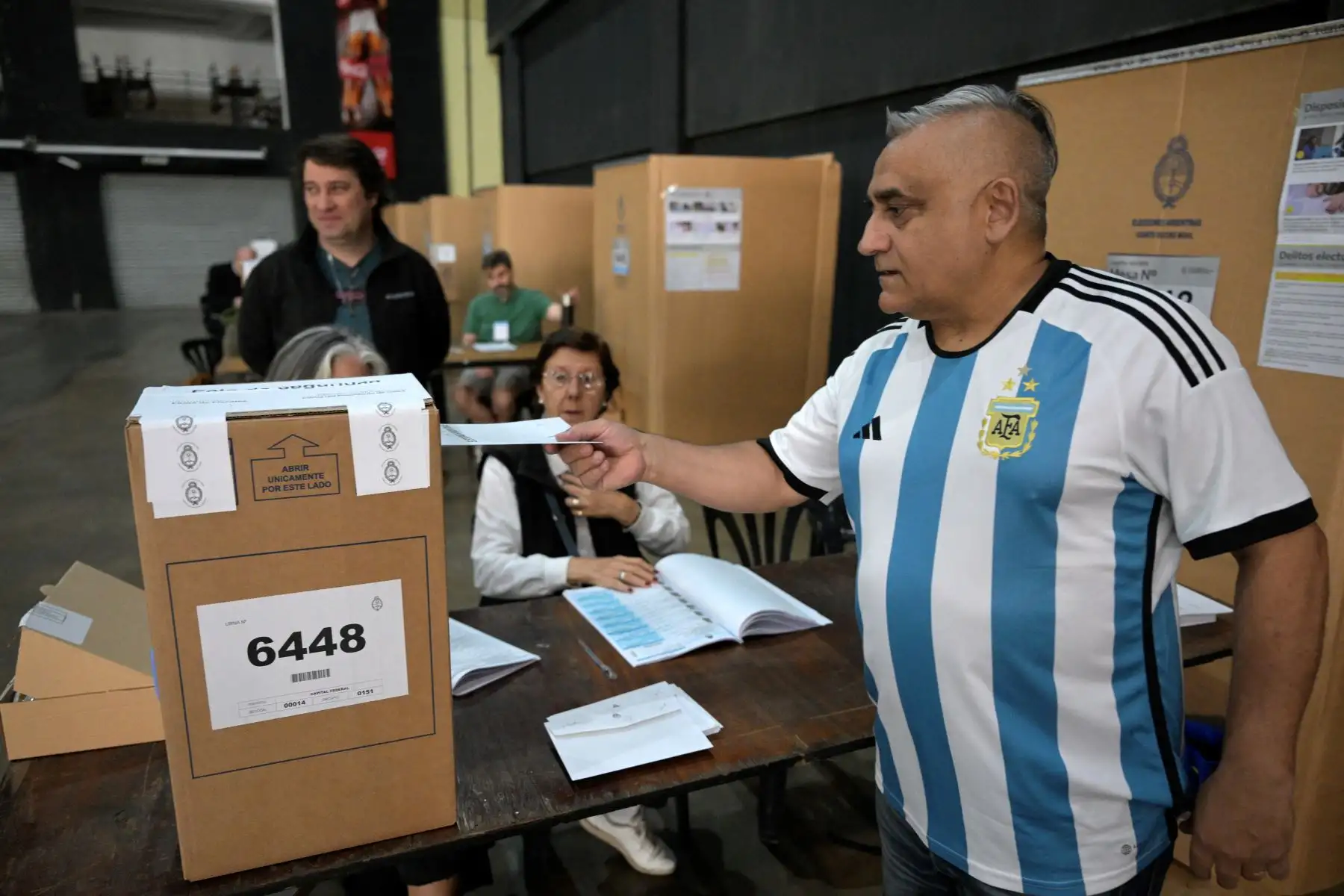 Un hombre emite su voto en un colegio electoral en Buenos Aires, durante la segunda vuelta de las elecciones presidenciales el 19 de noviembre de 2023.
Foto: AFP