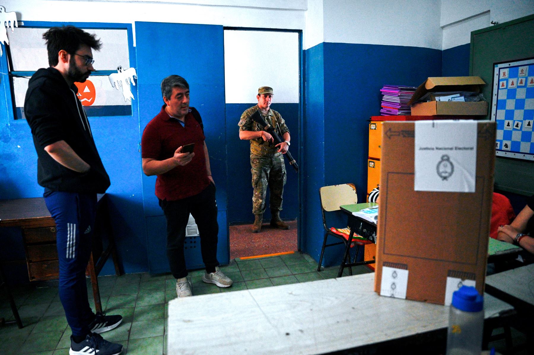 Un hombre se prepara para emitir su voto en un colegio electoral en Buenos Aires, durante la segunda vuelta de las elecciones presidenciales el 19 de noviembre de 2023.
Foto: AFP