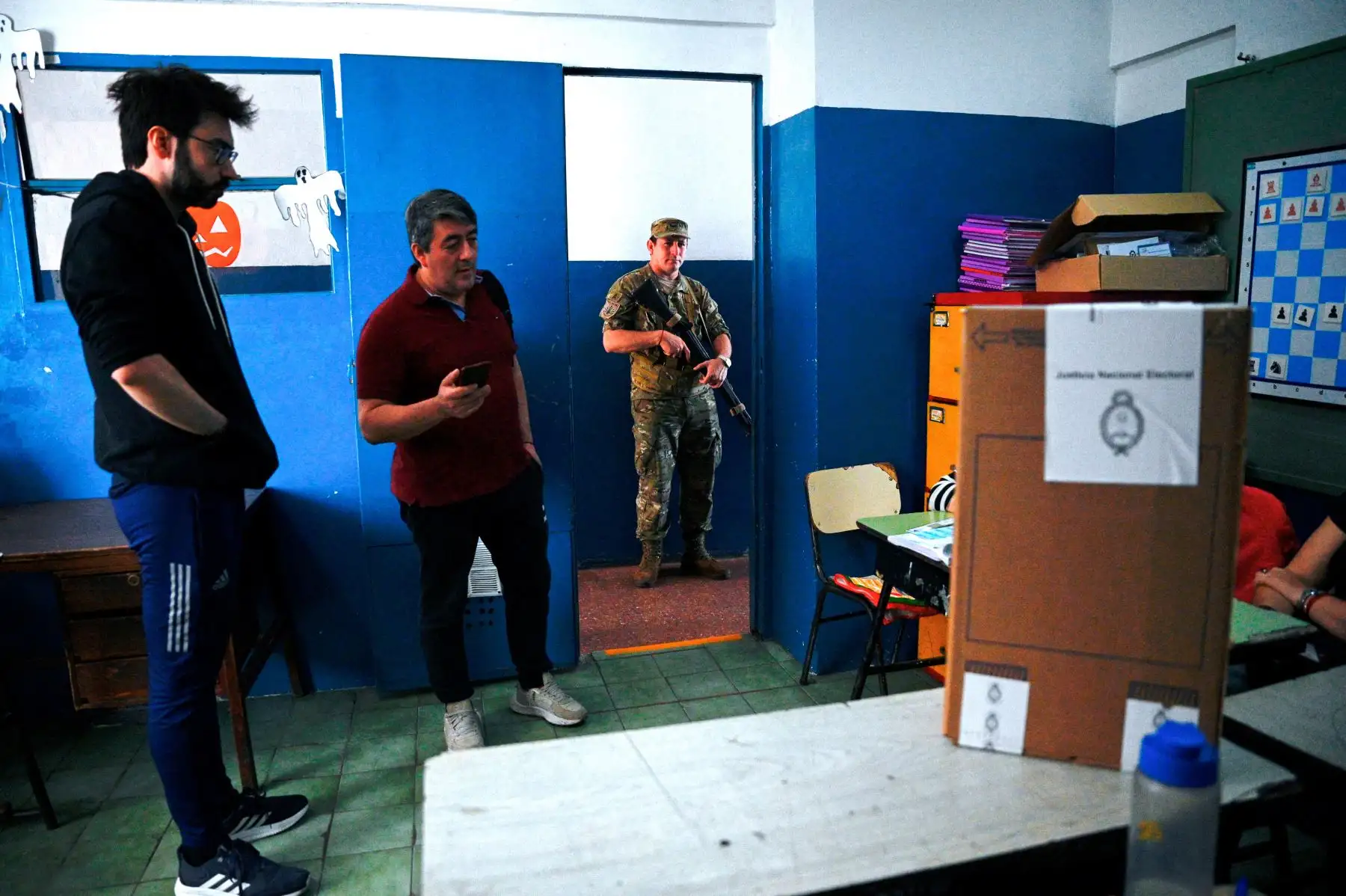 Un hombre se prepara para emitir su voto en un colegio electoral en Buenos Aires, durante la segunda vuelta de las elecciones presidenciales el 19 de noviembre de 2023.
Foto: AFP