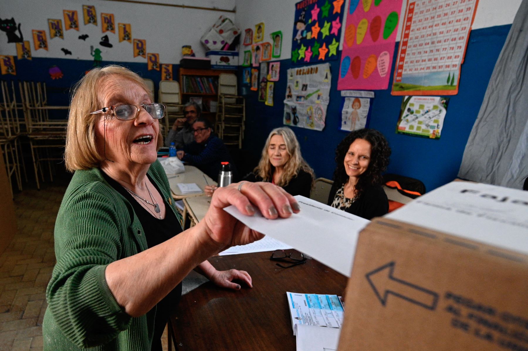 Una mujer vota en un colegio electoral en Buenos Aires, durante la segunda vuelta de las elecciones presidenciales el 19 de noviembre de 2023. 
Foto: AFP