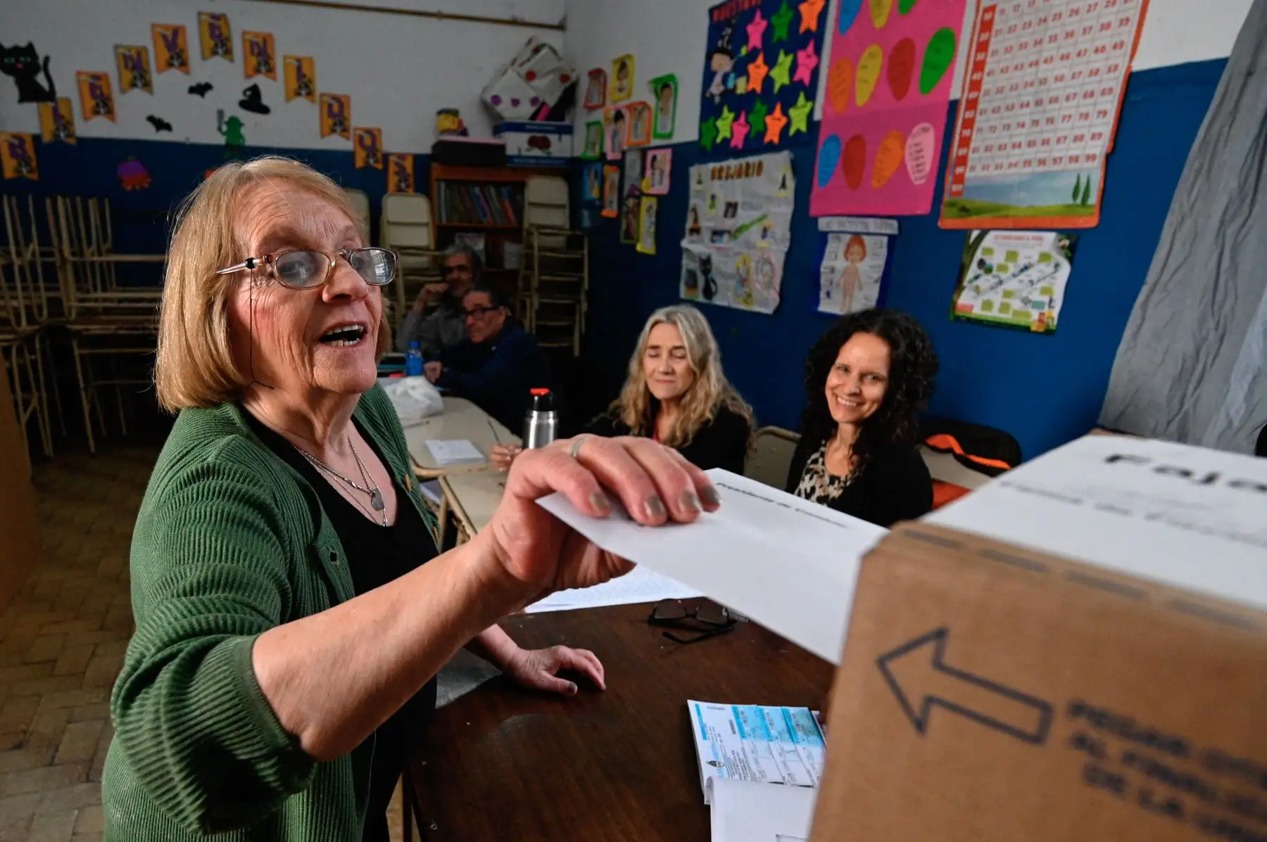 Una mujer vota en un colegio electoral en Buenos Aires, durante la segunda vuelta de las elecciones presidenciales el 19 de noviembre de 2023. 
Foto: AFP