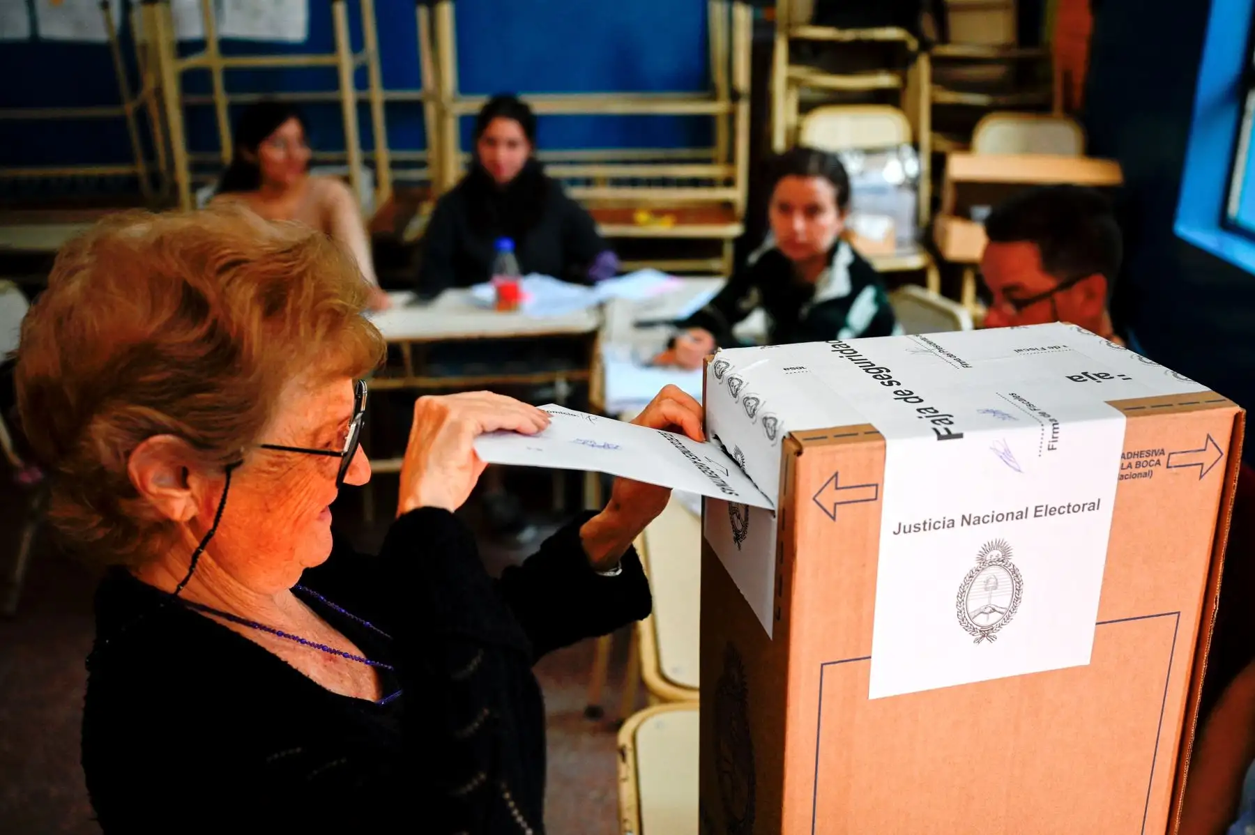 Una mujer vota en un colegio electoral en Buenos Aires, durante la segunda vuelta de las elecciones presidenciales el 19 de noviembre de 2023.
Foto: AFP