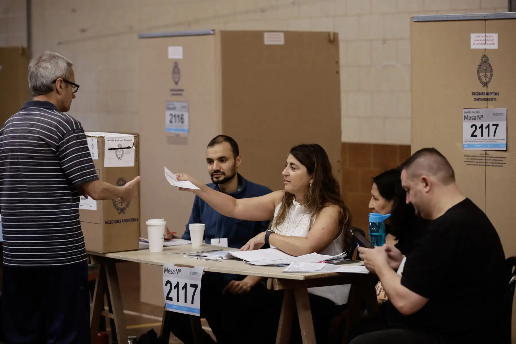 Un hombre se prepara para emitir su voto en un colegio electoral en Buenos Aires, durante la segunda vuelta de las elecciones presidenciales el 19 de noviembre de 2023.
Foto: AFP