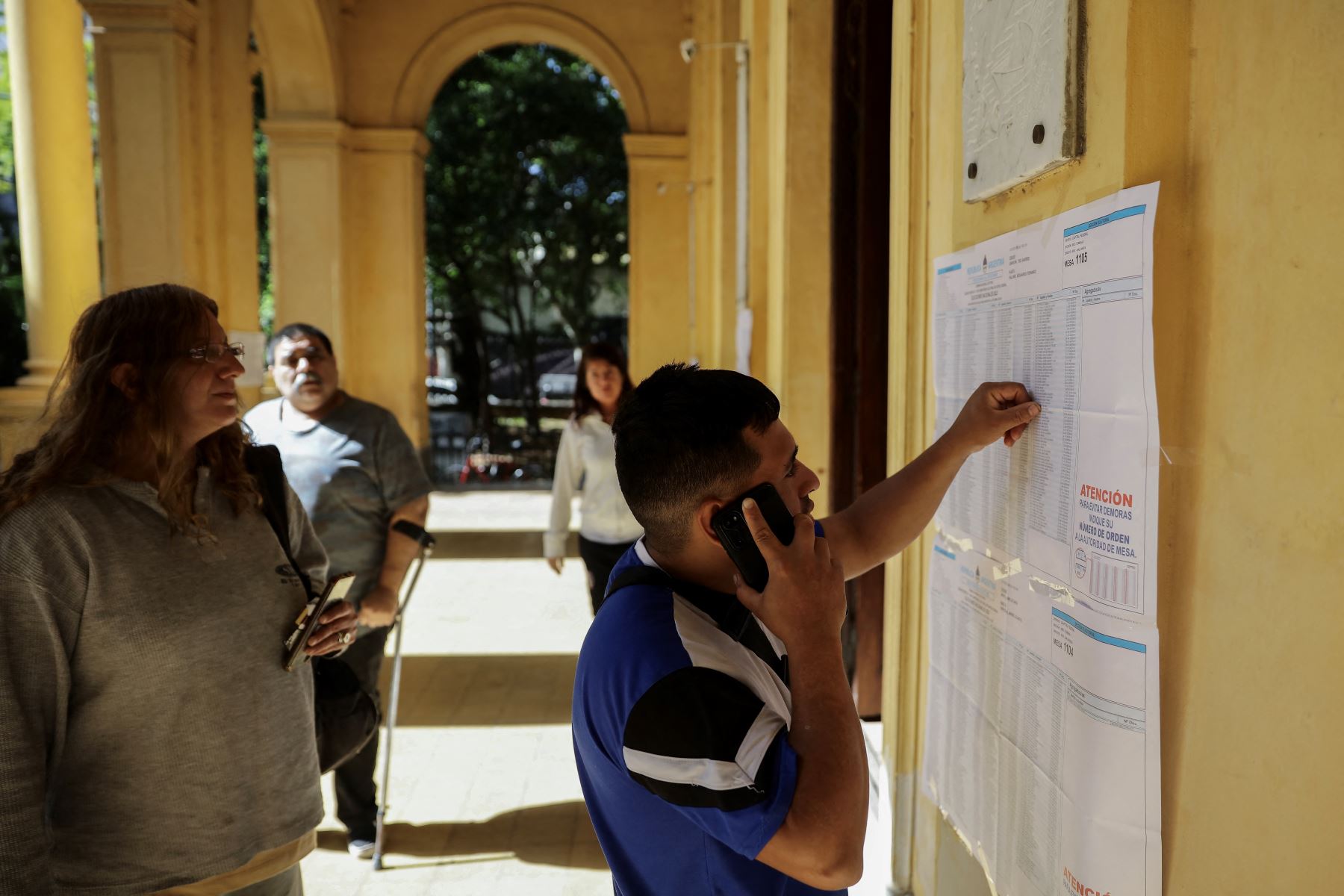 Un hombre revisa las listas electorales en un colegio electoral en Buenos Aires, durante la segunda vuelta de las elecciones presidenciales el 19 de noviembre de 2023.
Foto: AFP