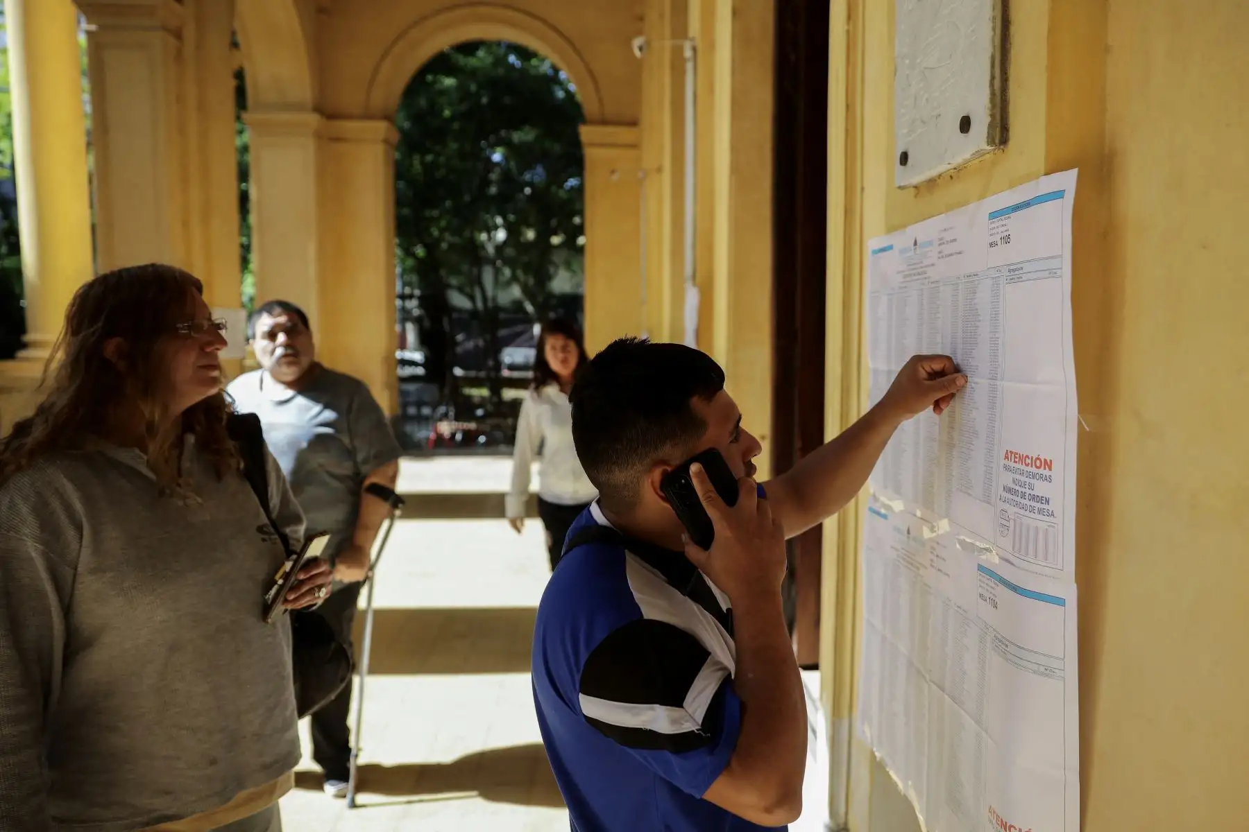 Un hombre revisa las listas electorales en un colegio electoral en Buenos Aires, durante la segunda vuelta de las elecciones presidenciales el 19 de noviembre de 2023.
Foto: AFP