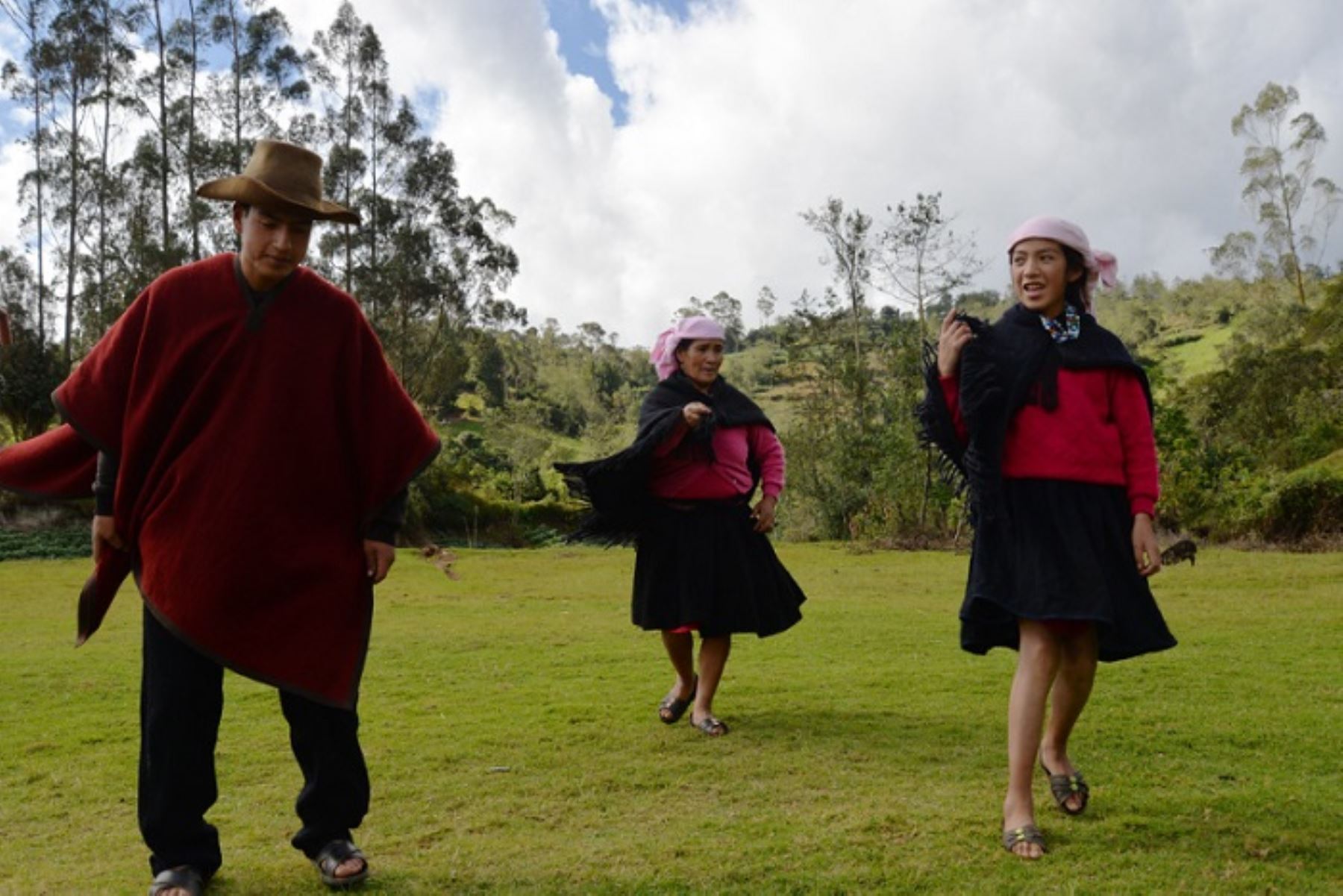 Después de las clases escolares, Analit, su madre, hermanos y amigos del colegio tienen como rutina practicar los pasos de la danza costumbrista de las Benllas en medio del campo.