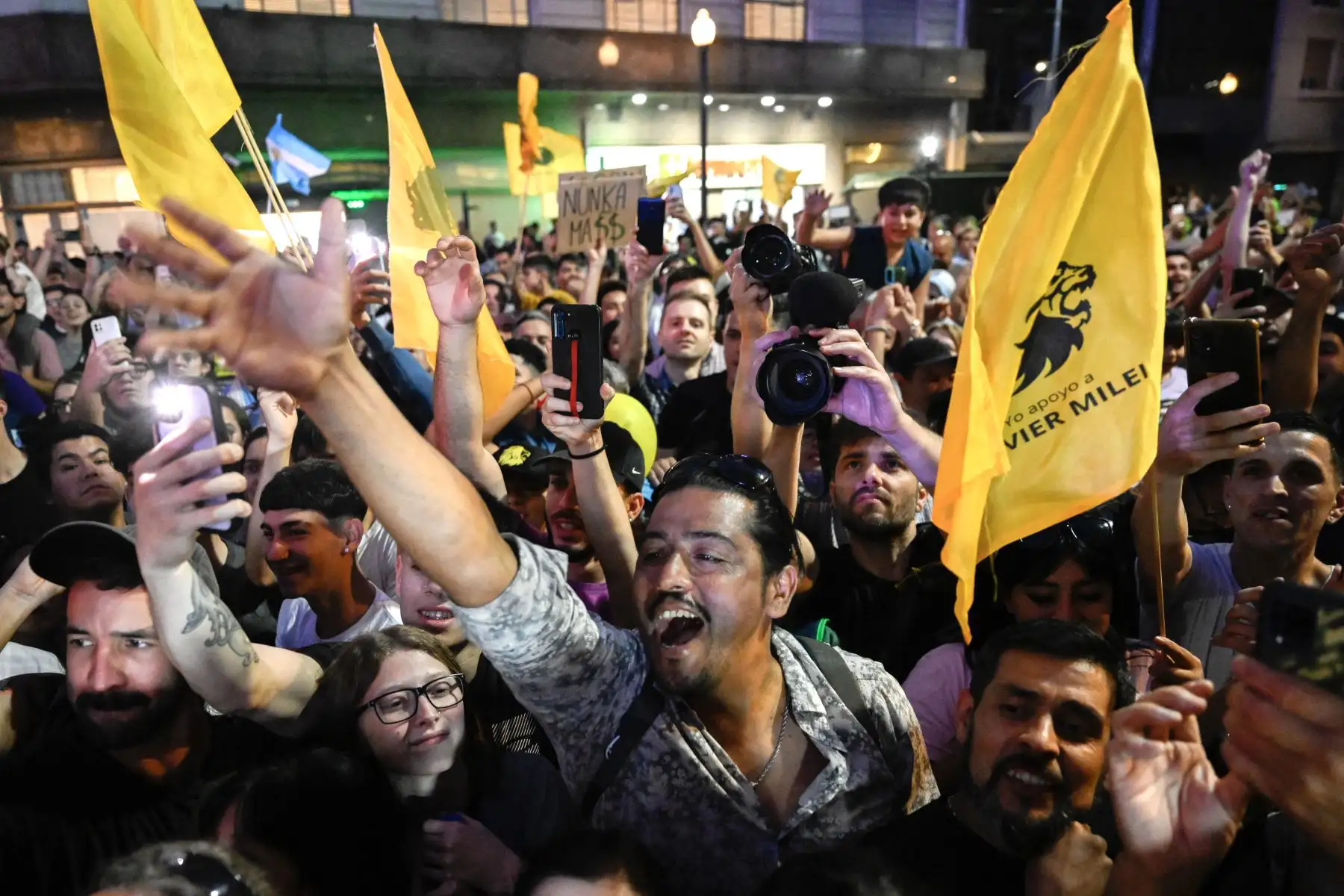 Los partidarios del candidato presidencial argentino de la alianza La Libertad Avanza, Javier Milei, celebran después del cierre de las urnas durante la segunda vuelta de las elecciones presidenciales frente a la sede del partido en Buenos Aires.
Foto: AFP