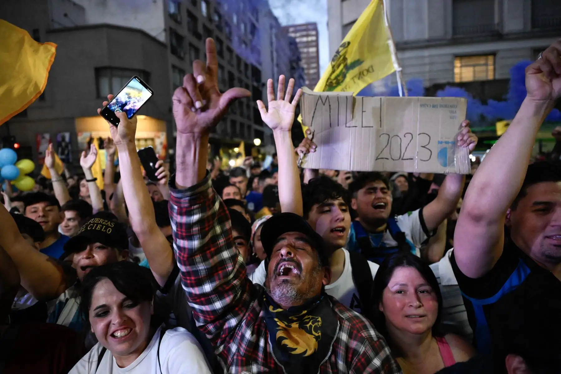 Los partidarios del candidato presidencial argentino de la alianza La Libertad Avanza, Javier Milei, celebran después del cierre de las urnas durante la segunda vuelta de las elecciones presidenciales frente a la sede del partido en Buenos Aires.
Foto: AFP