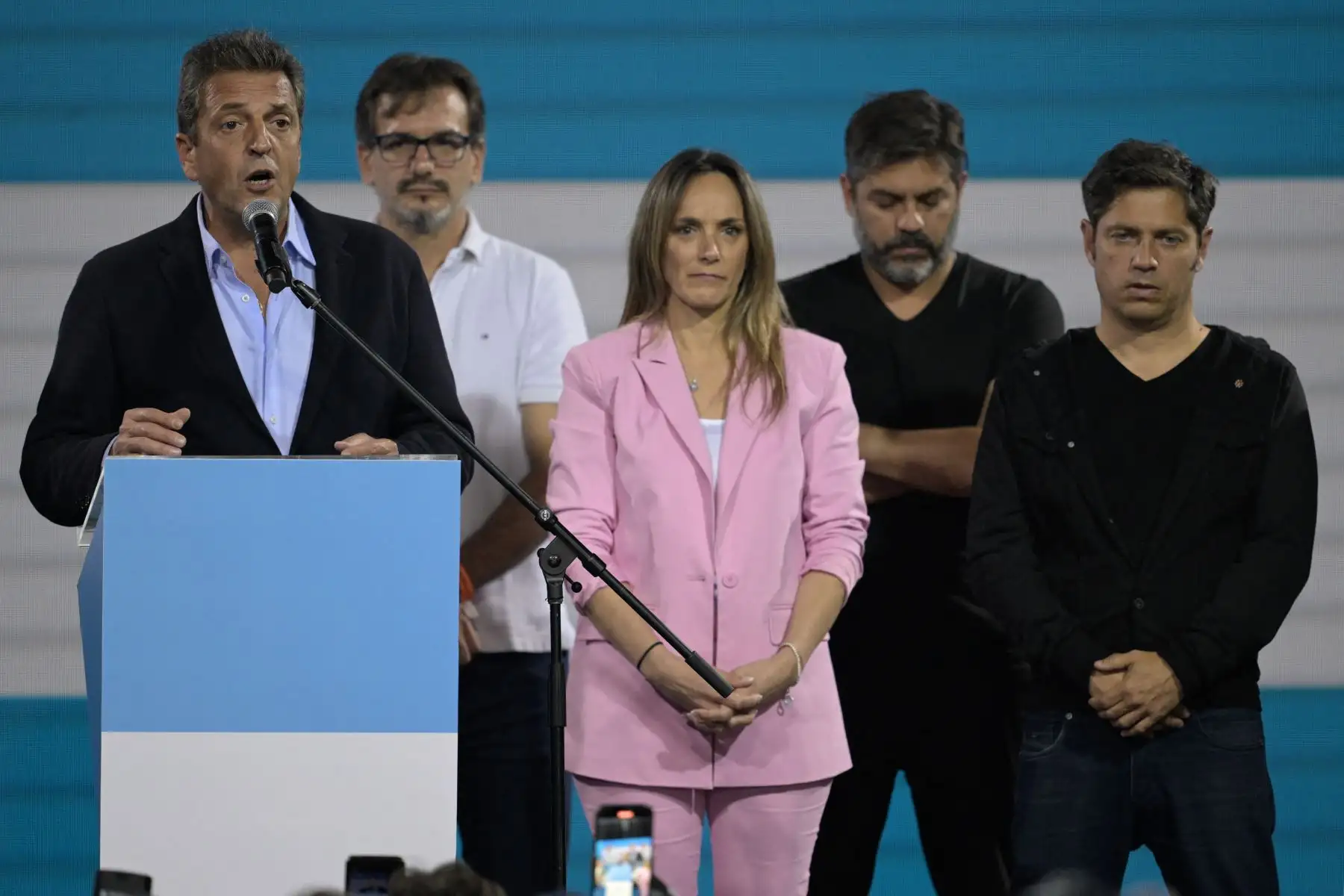 El ministro de Economía argentino y candidato presidencial del partido Unión por la Patria, Sergio Massa , habla con sus partidarios después de conocer los resultados de la segunda vuelta de las elecciones presidenciales en la sede de su partido en Buenos Aires.
Foto: AFP