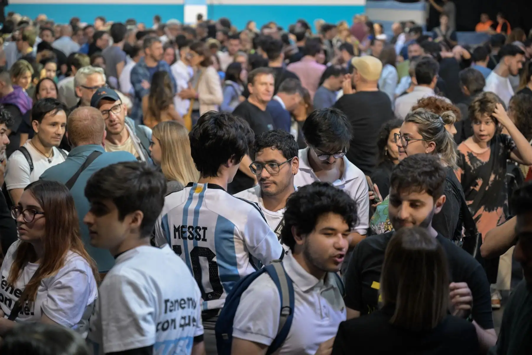 Los partidarios del ministro de Economía argentino y candidato presidencial del partido Unión por la Patria, Sergio Massa, reaccionan tras conocer los resultados de la segunda vuelta de las elecciones presidenciales en la sede del partido en Buenos Aires.
Foto: AFP