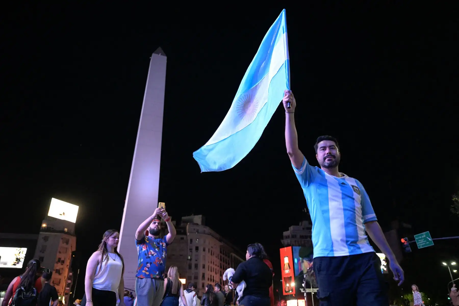 Los partidarios del candidato presidencial argentino de la alianza La Libertad Avanza, Javier Milei, celebran su victoria en la segunda vuelta de las elecciones presidenciales en el Obelisco de Buenos Aires.
Foto: AFP