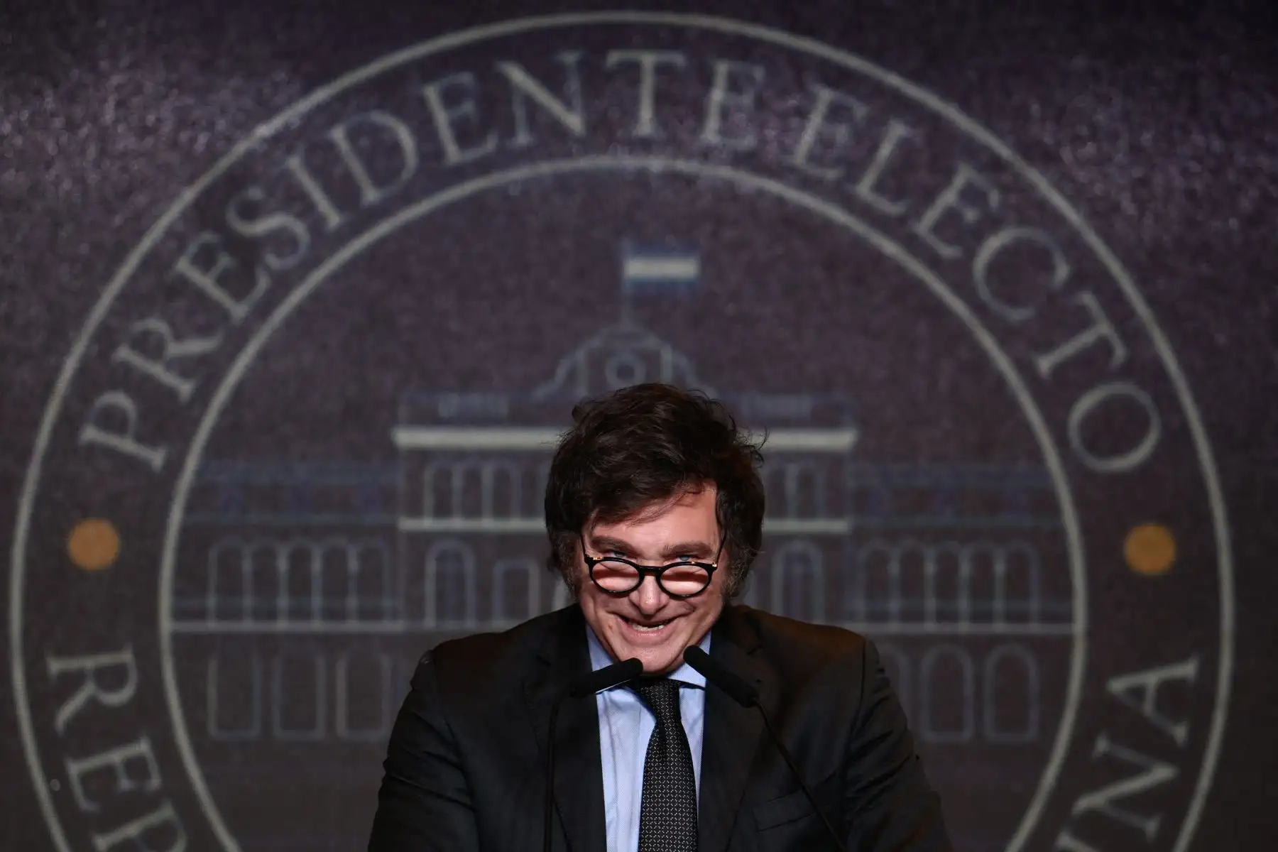 El candidato presidencial argentino por la alianza La Libertad Avanza, Javier Milei, habla con sus partidarios después de ganar la segunda vuelta de las elecciones presidenciales en la sede de su partido en Buenos Aires.
Foto: AFP