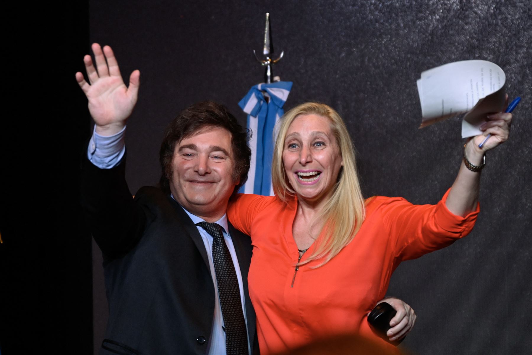 El candidato presidencial argentino por la alianza La Libertad Avanza, Javier Milei , celebra con su hermana Karina Milei después de ganar la segunda vuelta de las elecciones presidenciales en la sede de su partido en Buenos Aires.
Foto: AFP