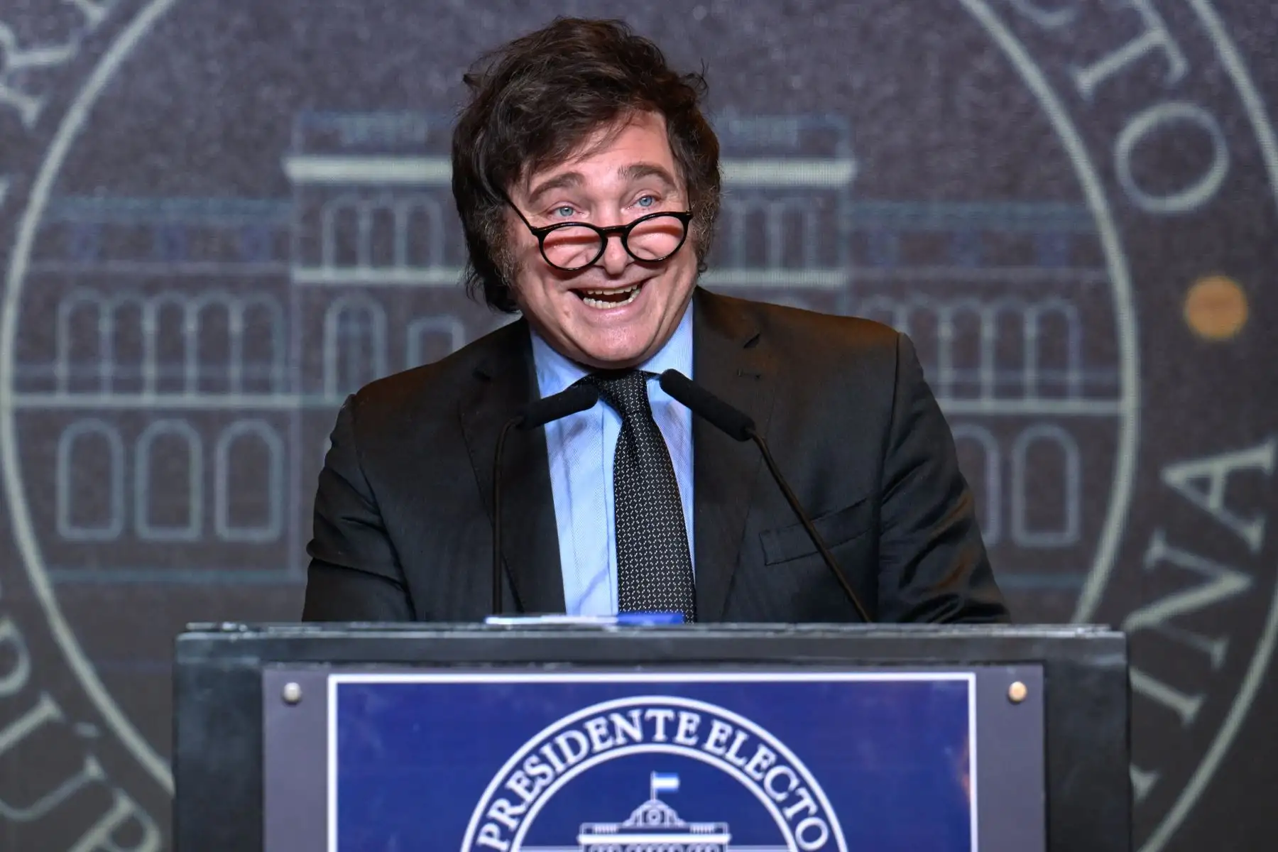 El candidato presidencial argentino por la alianza La Libertad Avanza, Javier Milei, habla con sus partidarios después de ganar la segunda vuelta de las elecciones presidenciales en la sede de su partido en Buenos Aires.
Foto: AFP