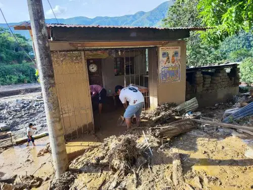Al menos 40 viviendas colapsaron a causa de las lluvias intensas y desborde de ríos que afectaron a dos centros poblados del distrito de Echarati, provincia de La Convención, región Cusco. ANDINA/Difusión