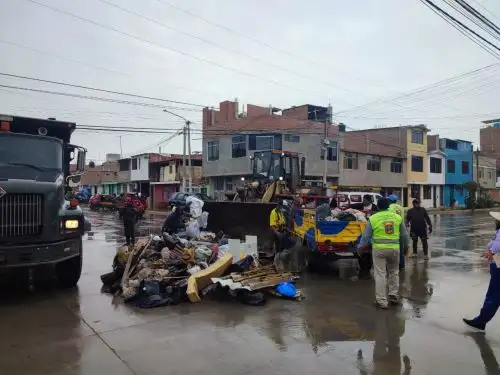 Autoridades de Lambayeque desarrollan campaña de recojo de inservibles para evitar que las lluvias causen más daños.