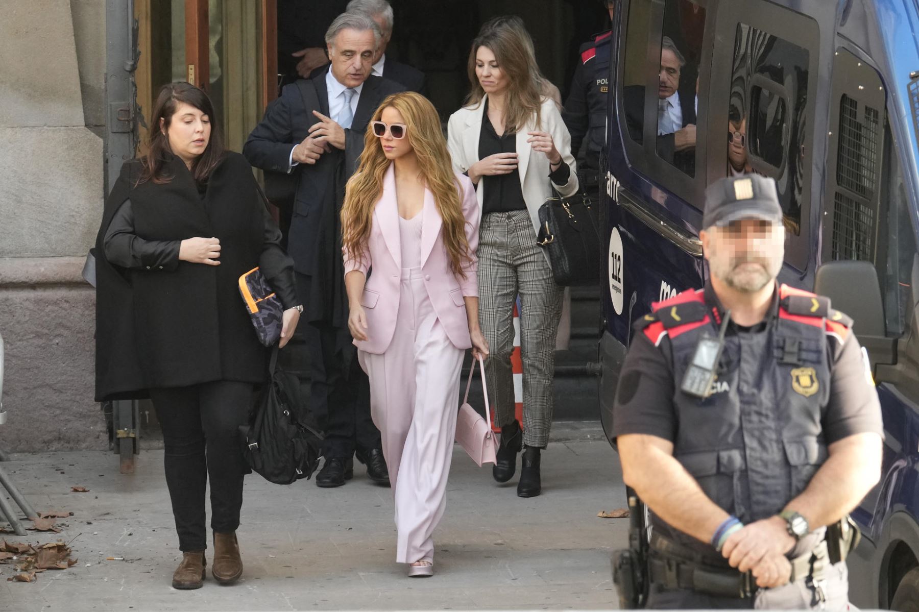 Shakira pacta una multa millonaria y admite fraude fiscal.