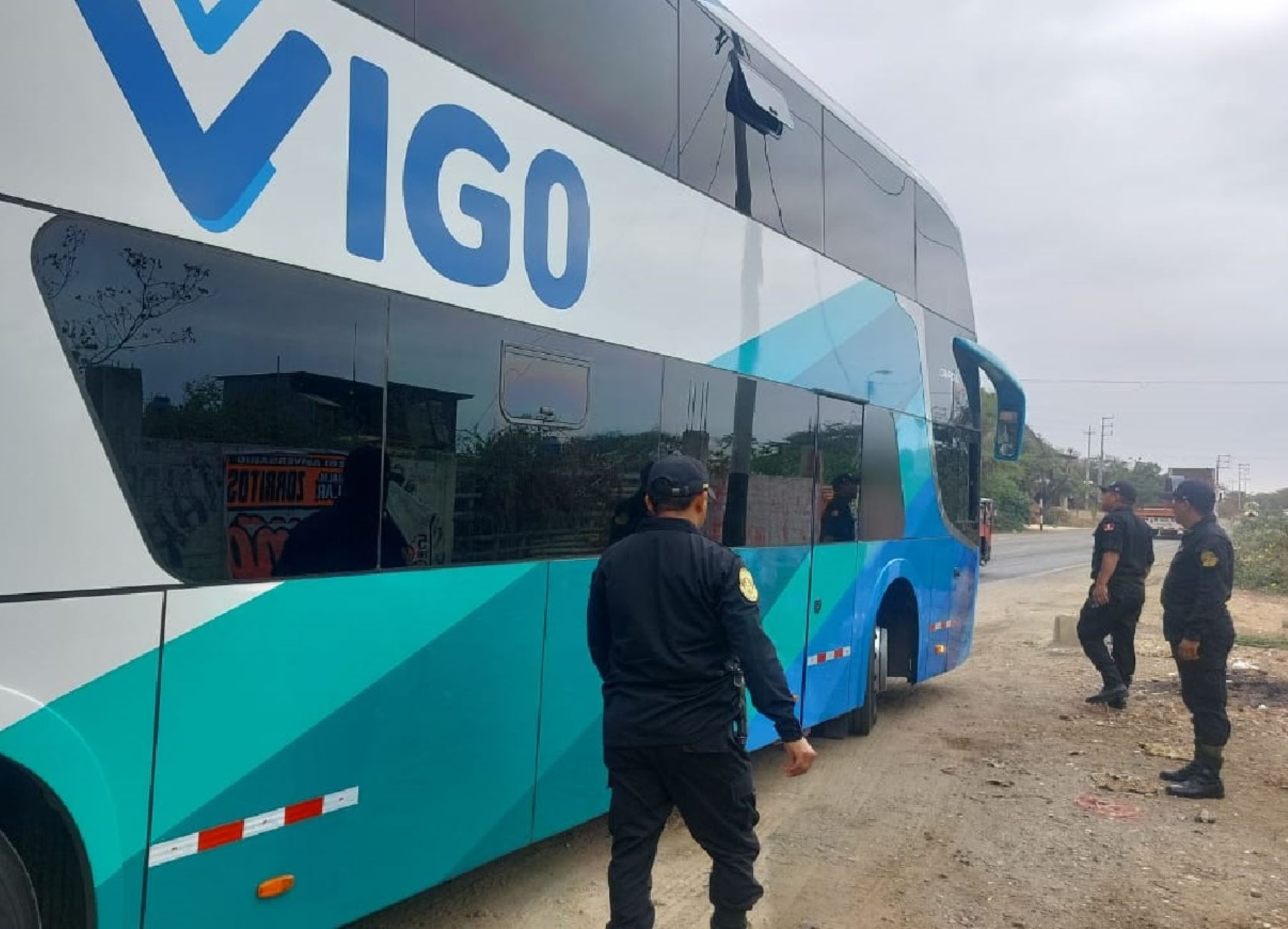 Policía intervino un bus interprovincial en Tumbes que transportaba a 19 ciudadanos venezolanos que habían ingresado de forma ilegal a Perú. ANDINA/Difusión