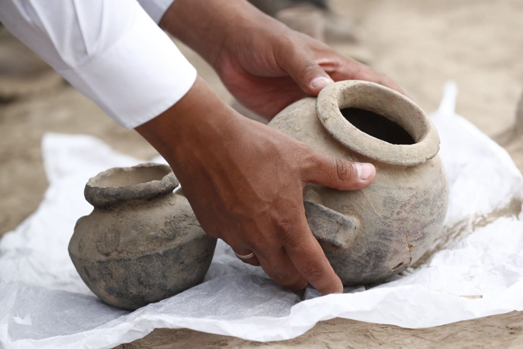 Además de la escalera y los restos funerarios, también se encontraron huacos y cerámicas en la Huaca La Florida del Rímac, con una antigüedad aproximadamente de 1000 años. Foto: ANDINA/ Daniel Bracamonte