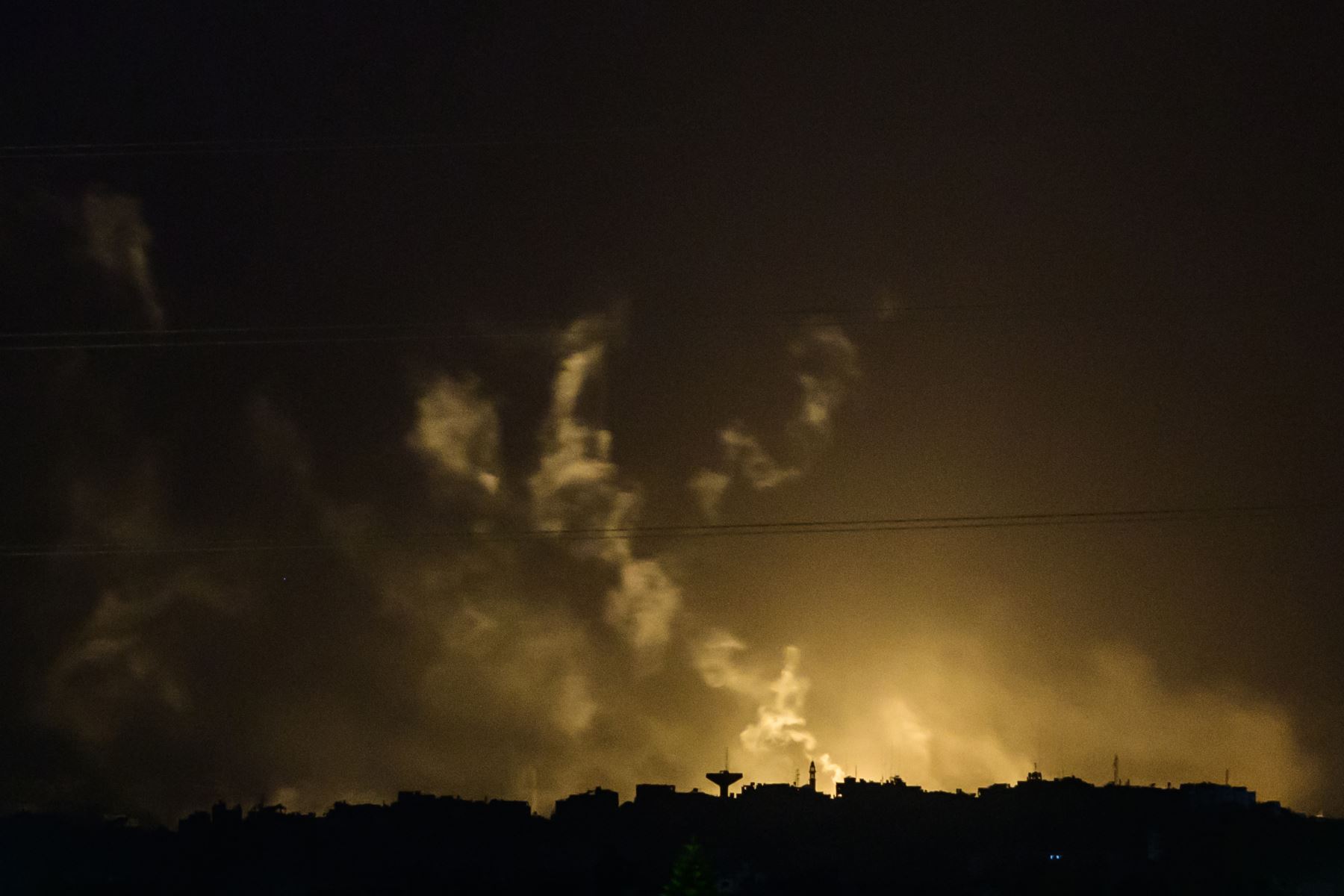 Los muertos en la Franja de Gaza por los bombardeos israelíes han superado los 13.300 en 45 días de guerra, entre ellos al menos 5.600 niños y 3.550 mujeres, y el total de heridos sube a más de 31.000, informó el Ministerio de Sanidad gazatí, controlado por Hamás. Foto: AFP