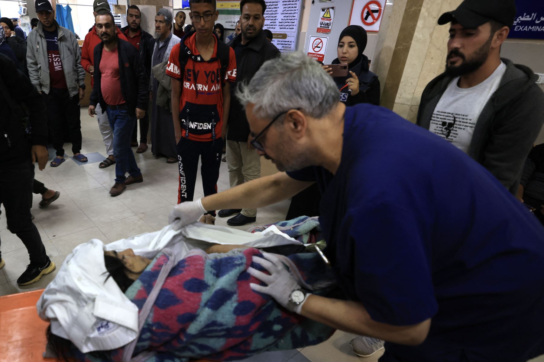 Un palestino herido es trasladado al hospital Nasser en Khan Yunis, en el sur de la Franja de Gaza, en medio de las continuas batallas entre Israel y el grupo Hamás. Foto: AFP