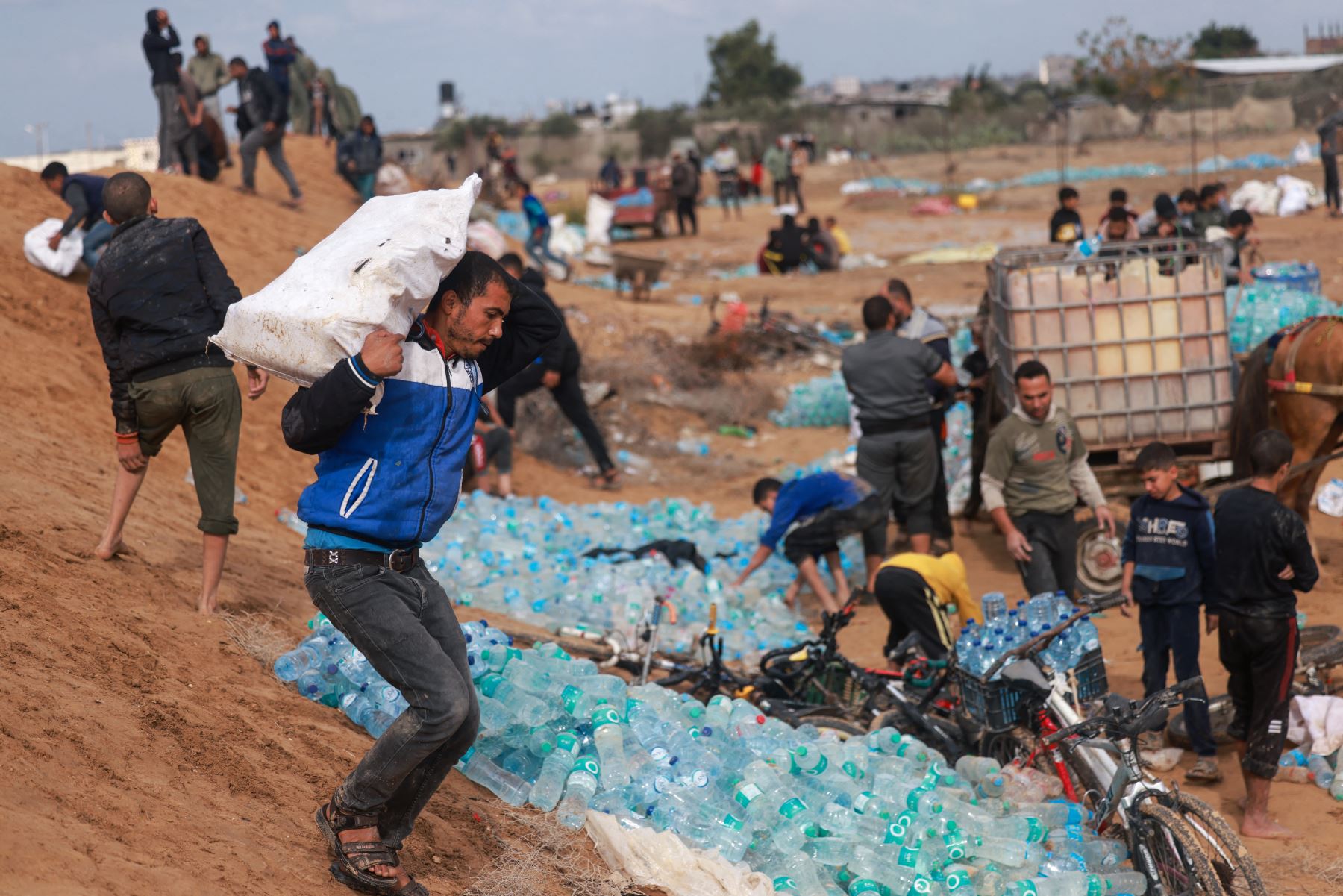 El Ministerio de Sanidad gazatí alertó de la creciente escasez de suministros básicos como agua y comida en el lado palestino del cruce de Rafah entre Egipto y el sur de la Franja de Gaza. Foto: AFP