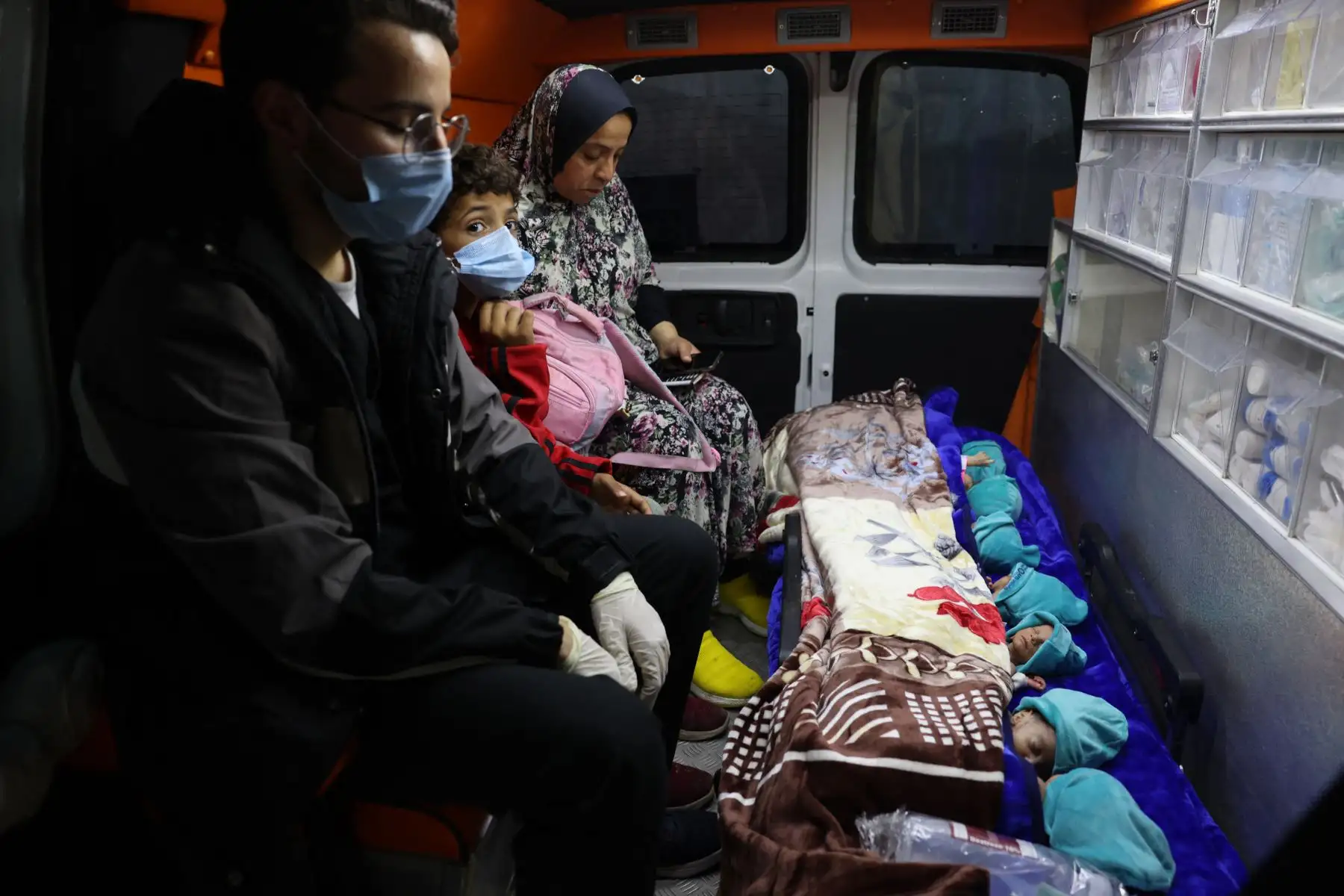 Bebés prematuros palestinos, evacuados del hospital Al Shifa de la ciudad de Gaza, son transportados en una ambulancia de la Media Luna Roja Palestina a través del cruce de Rafah en el sur de la Franja de Gaza hacia Egipto. Foto: AFP
