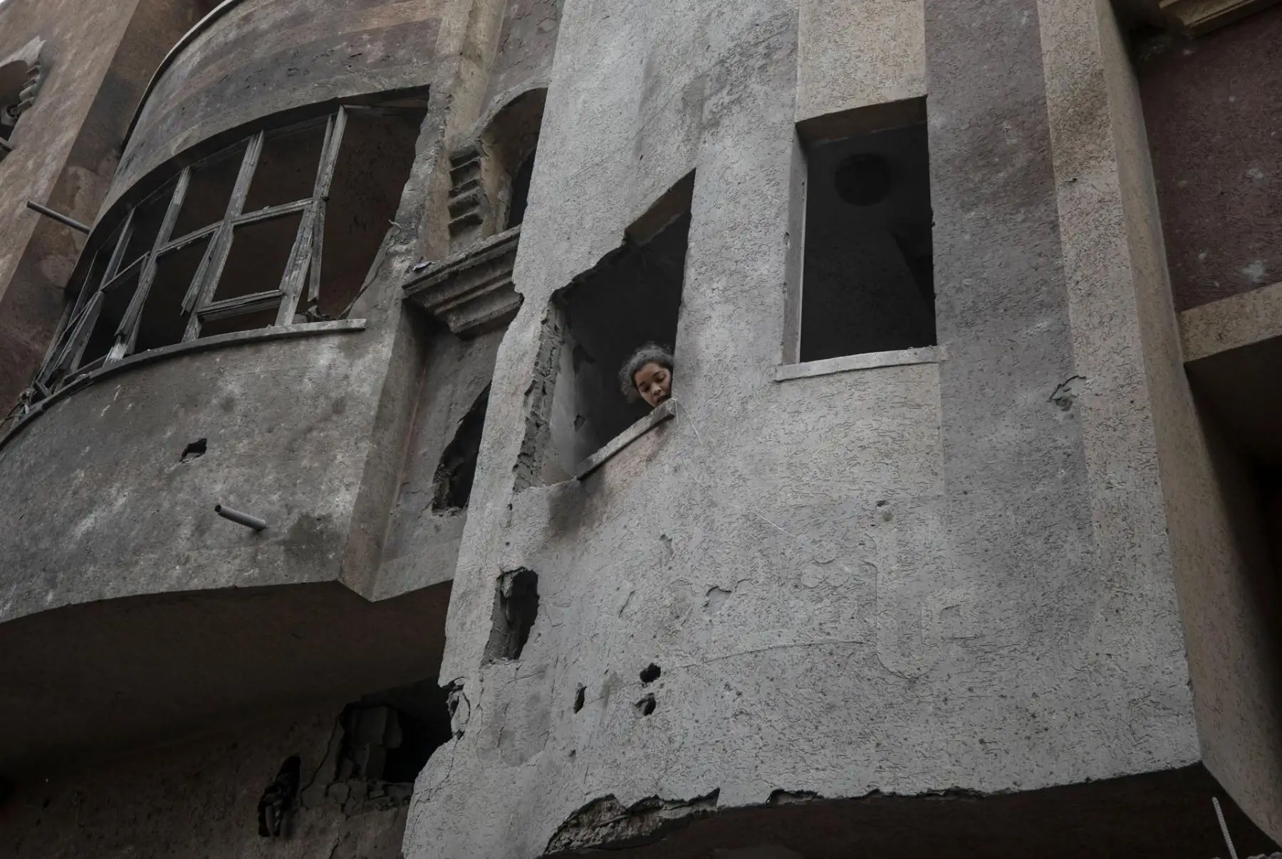 Edificio en escombros en la ciudad de Rafah, en el sur de la Franja de Gaza, producto de los ataques aéreos israelíes contra el grupo Hamás. Foto: EFE