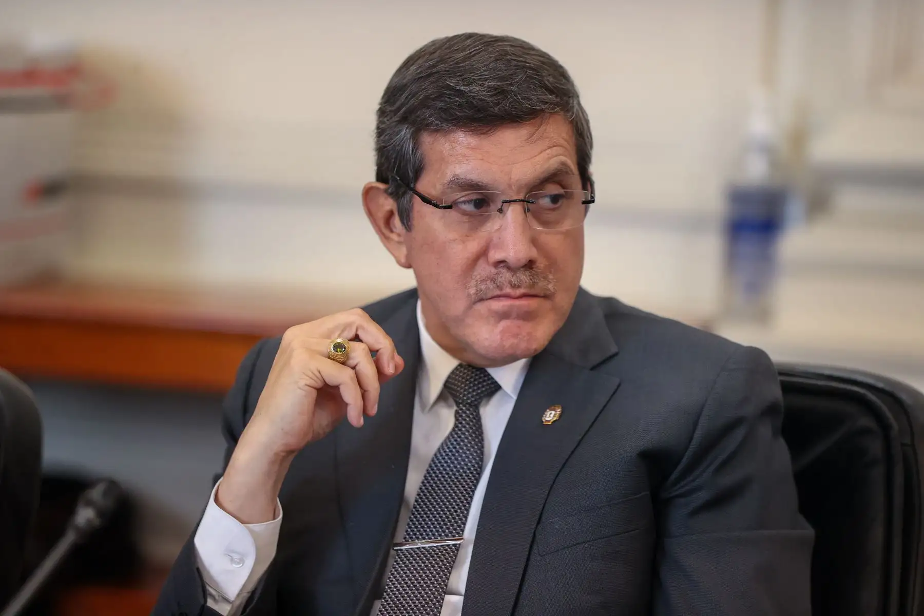 Durante la sesión del Consejo de Ministros de este lunes, liderada por la presidenta Dina Boluarte, se abordó el cumplimiento de los compromisos asumidos por cada el titular de cada sector a favor de las regiones del sur del país. La mandataria instruyó a los ministros de Estado a agilizar las acciones de gestión que permitan atender a la población de las regiones Puno, Apurímac, Cusco, Arequipa, Tacna y Moquegua.
Foto: ANDINA/Presidencia Perú
