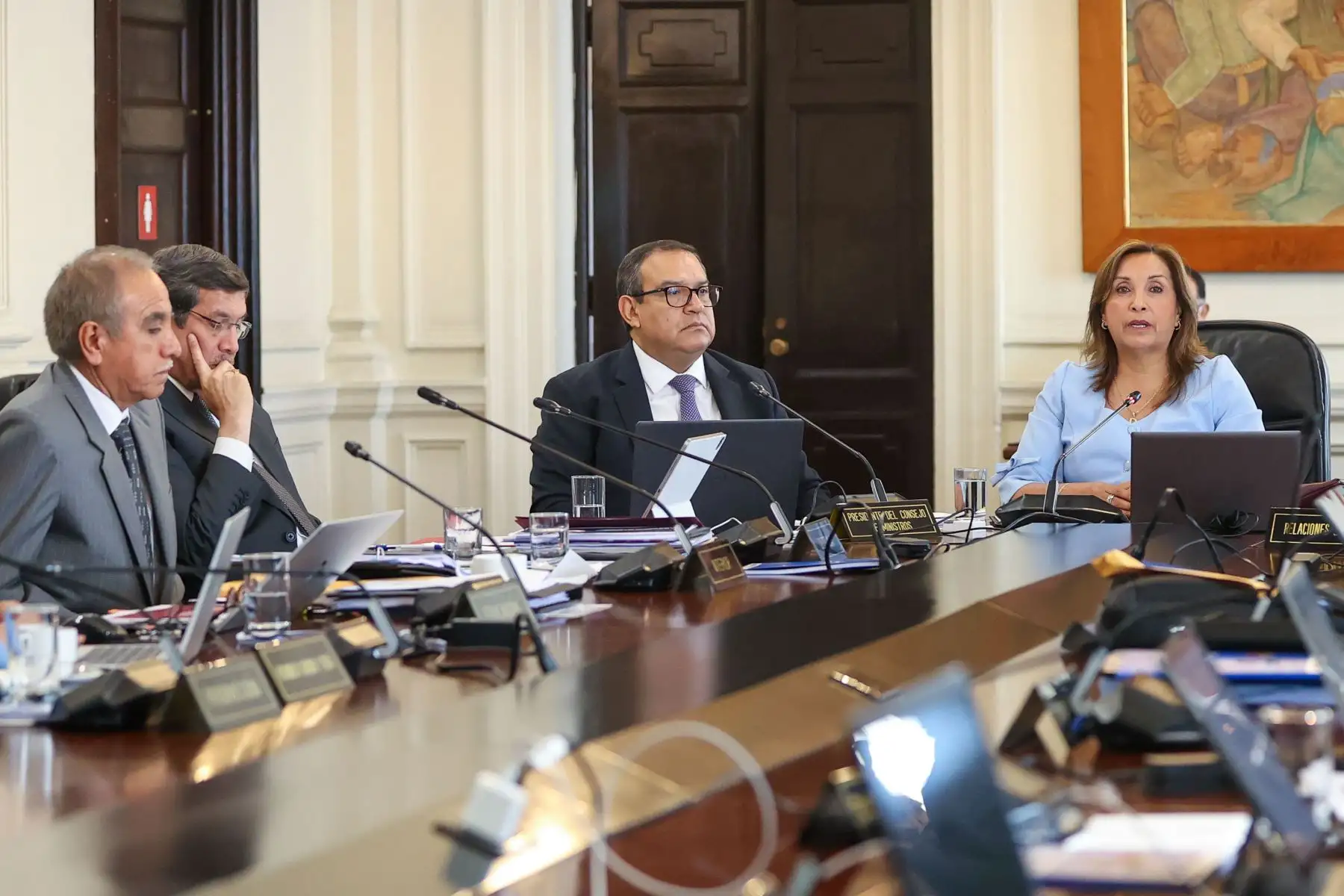 Durante la sesión del Consejo de Ministros de este lunes, liderada por la presidenta Dina Boluarte, se abordó el cumplimiento de los compromisos asumidos por cada el titular de cada sector a favor de las regiones del sur del país. La mandataria instruyó a los ministros de Estado a agilizar las acciones de gestión que permitan atender a la población de las regiones Puno, Apurímac, Cusco, Arequipa, Tacna y Moquegua.
Foto: ANDINA/Presidencia Perú
