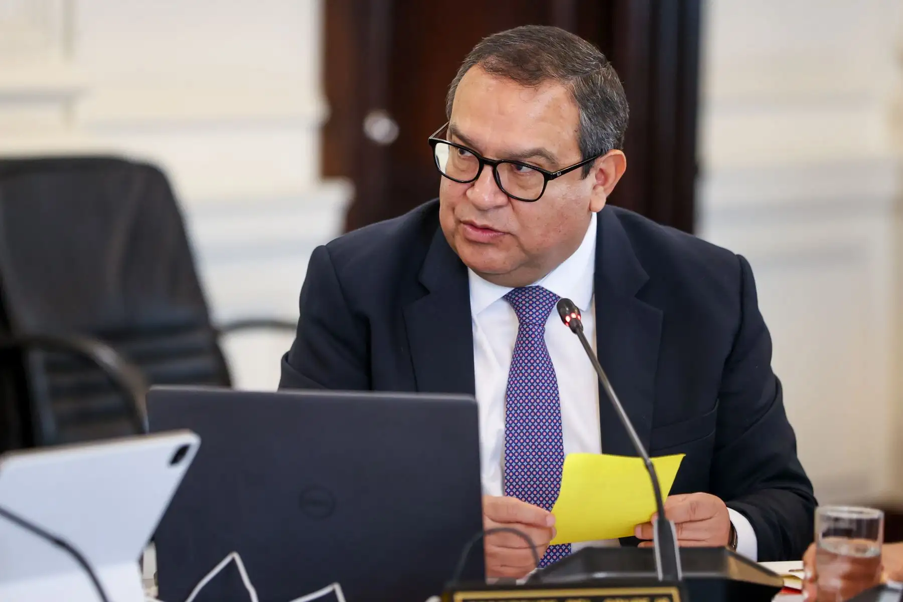 Durante la sesión del Consejo de Ministros de este lunes, liderada por la presidenta Dina Boluarte, se abordó el cumplimiento de los compromisos asumidos por cada el titular de cada sector a favor de las regiones del sur del país. La mandataria instruyó a los ministros de Estado a agilizar las acciones de gestión que permitan atender a la población de las regiones Puno, Apurímac, Cusco, Arequipa, Tacna y Moquegua.
Foto: ANDINA/Presidencia Perú
