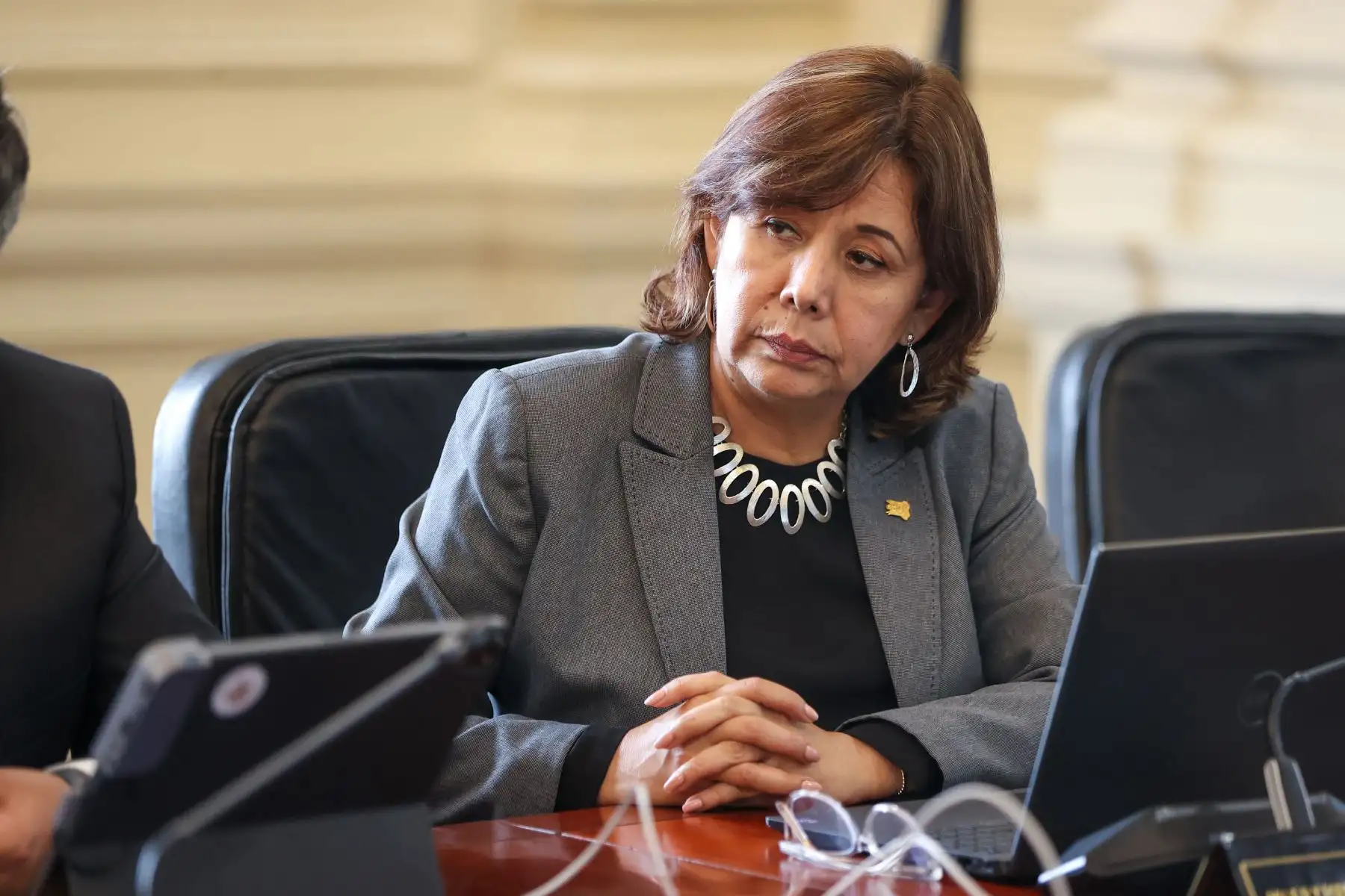 Durante la sesión del Consejo de Ministros de este lunes, liderada por la presidenta Dina Boluarte, se abordó el cumplimiento de los compromisos asumidos por cada el titular de cada sector a favor de las regiones del sur del país. La mandataria instruyó a los ministros de Estado a agilizar las acciones de gestión que permitan atender a la población de las regiones Puno, Apurímac, Cusco, Arequipa, Tacna y Moquegua.
Foto: ANDINA/Presidencia Perú