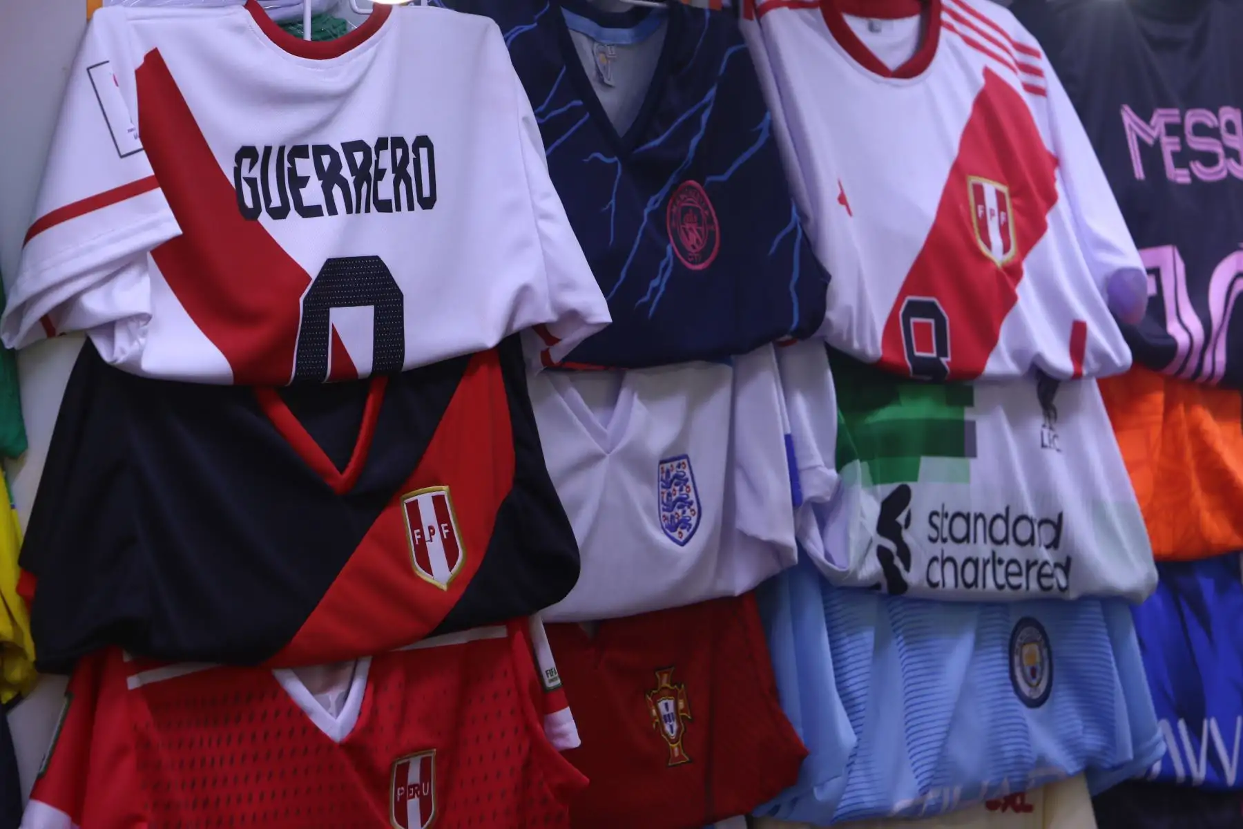 Este martes 21 se juega la sexta fecha de las Eliminatorias Sudamericanas rumbo al Mundial de Fútbol 2026 y la selección peruana se enfrenta al conjunto de Venezuela. Hinchas de la Blanquirroja y la Vinotinto acuden al emporio de Gamarra para comprar camisetas de sus respectivas escuadras para alentar a sus equipos.
Foto: ANDINA/Héctor Vinces