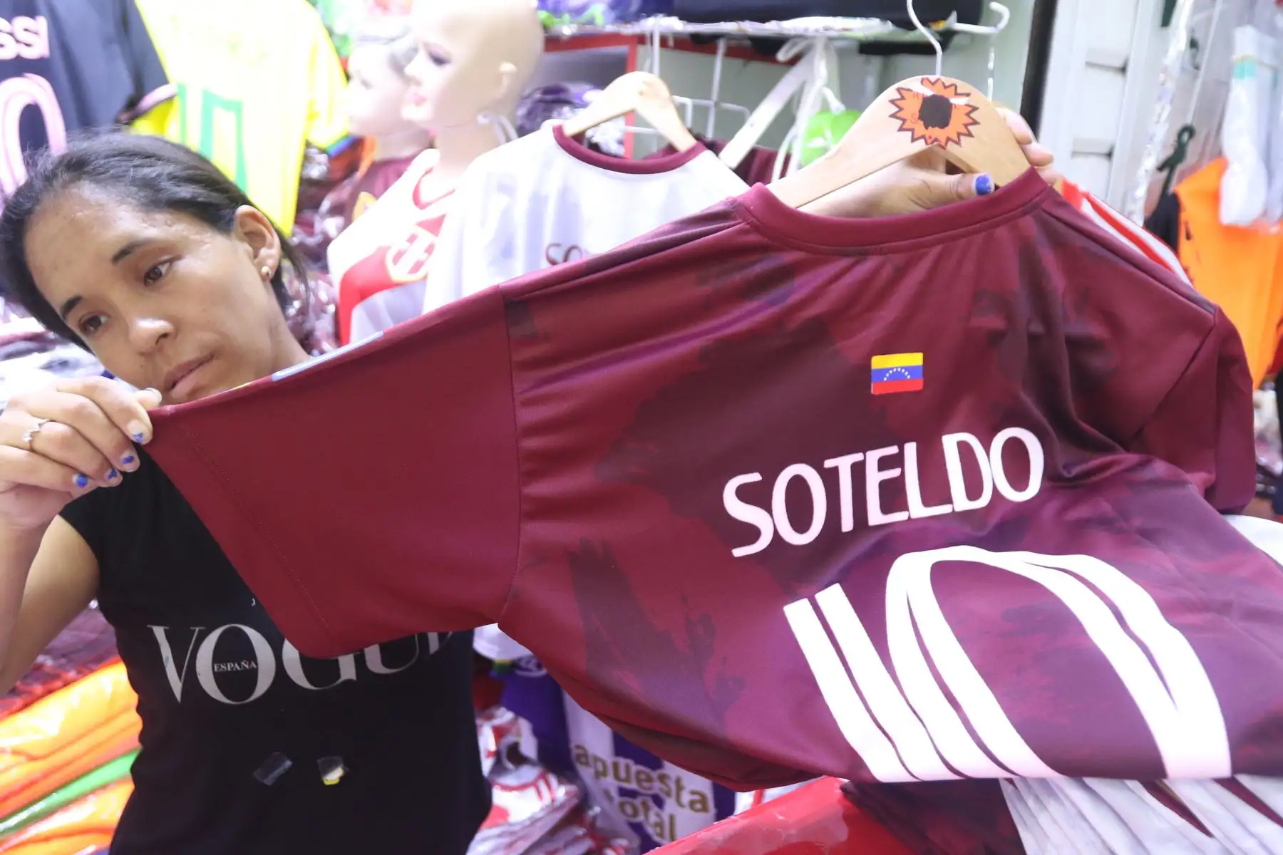 Este martes 21 se juega la sexta fecha de las Eliminatorias Sudamericanas rumbo al Mundial de Fútbol 2026 y la selección peruana se enfrenta al conjunto de Venezuela. Hinchas de la Blanquirroja y la Vinotinto acuden al emporio de Gamarra para comprar camisetas de sus respectivas escuadras para alentar a sus equipos.
Foto: ANDINA/Héctor Vinces