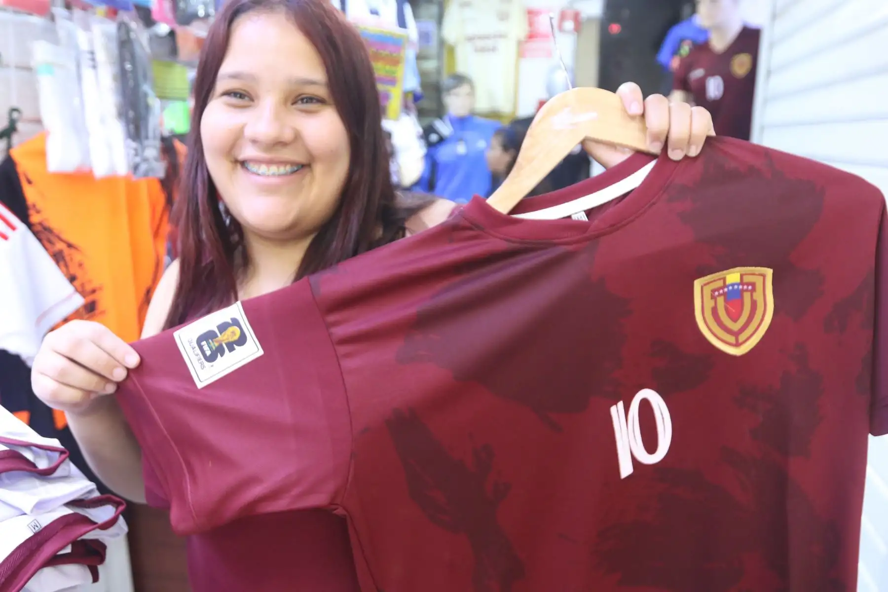 Este martes 21 se juega la sexta fecha de las Eliminatorias Sudamericanas rumbo al Mundial de Fútbol 2026 y la selección peruana se enfrenta al conjunto de Venezuela. Hinchas de la Blanquirroja y la Vinotinto acuden al emporio de Gamarra para comprar camisetas de sus respectivas escuadras para alentar a sus equipos.
Foto: ANDINA/Héctor Vinces