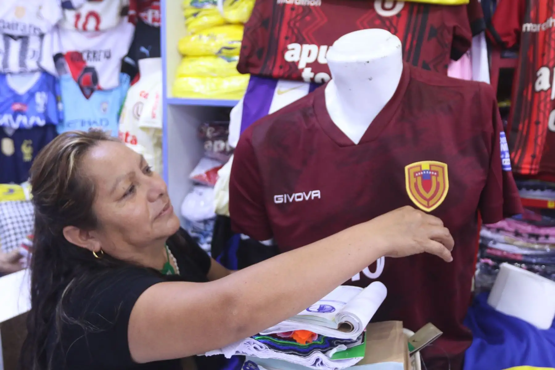 Este martes 21 se juega la sexta fecha de las Eliminatorias Sudamericanas rumbo al Mundial de Fútbol 2026 y la selección peruana se enfrenta al conjunto de Venezuela. Hinchas de la Blanquirroja y la Vinotinto acuden al emporio de Gamarra para comprar camisetas de sus respectivas escuadras para alentar a sus equipos.
Foto: ANDINA/Héctor Vinces