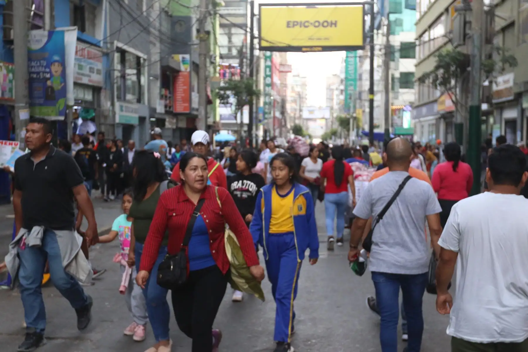 Este martes 21 se juega la sexta fecha de las Eliminatorias Sudamericanas rumbo al Mundial de Fútbol 2026 y la selección peruana se enfrenta al conjunto de Venezuela. Hinchas de la Blanquirroja y la Vinotinto acuden al emporio de Gamarra para comprar camisetas de sus respectivas escuadras para alentar a sus equipos.
Foto: ANDINA/Héctor Vinces