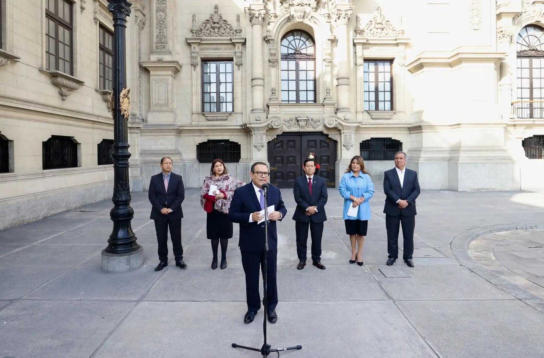 El Presidente del Consejo de Ministros, Alberto Otárola, acompañado de ministros de Estado, brindó una conferencia de prensa luego de la sesión del Consejo de Ministros para informar a la ciudadanía sobre las últimas decisiones adoptadas en sesión del Consejo de Ministros.
Foto: ANDINA/ PCM