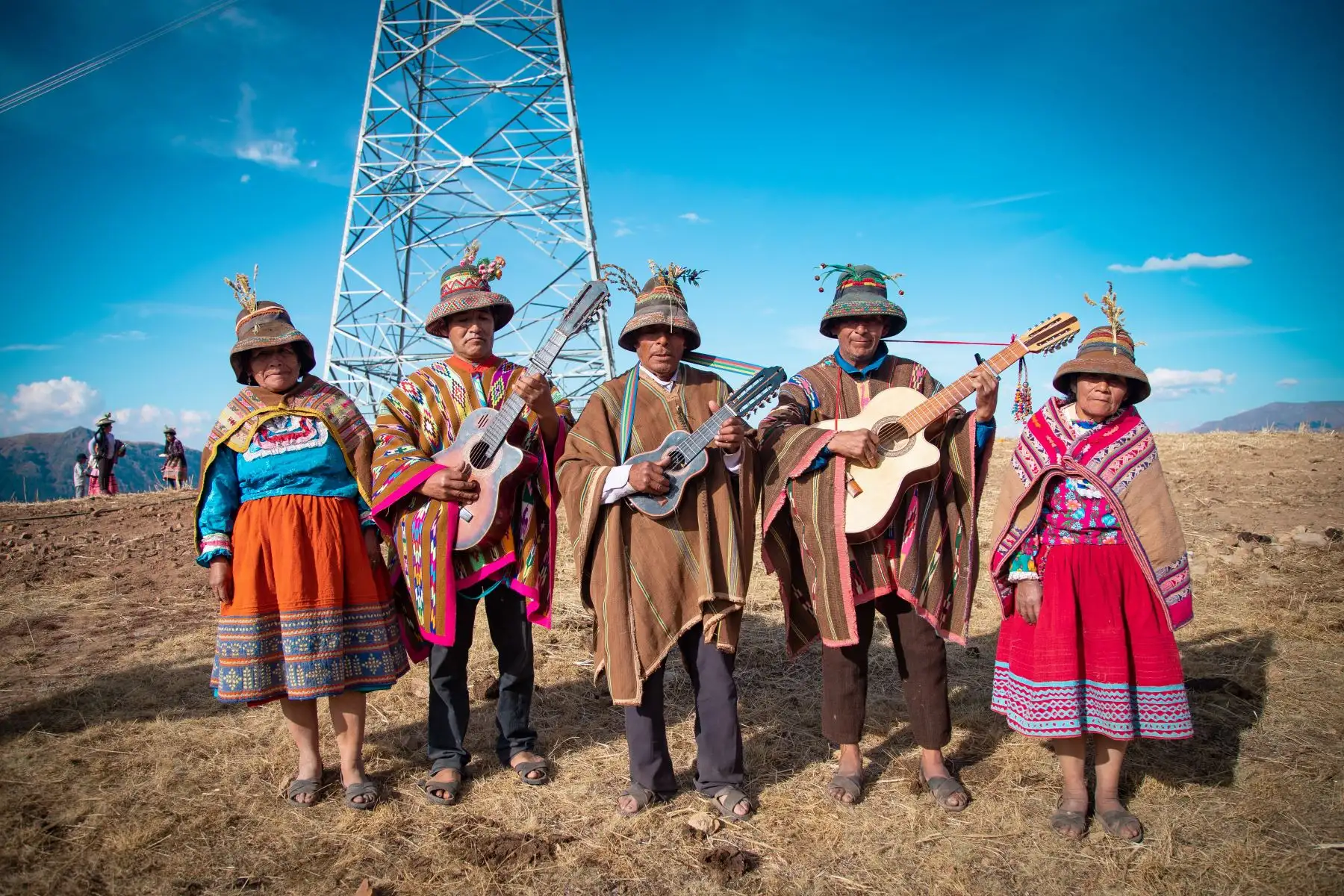 El Ministerio de Cultura resaltó que la Chimaycha con Chinlili es una expresión cultural que conjuga música, canto, baile, fiesta y memoria que es practicada en tres de las once provincias del departamento de Ayacucho. Específicamente, se ha identificado su práctica en los distritos de Chuschi, María Parado de Bellido y Totos, en la provincia de Cangallo; en los distritos de Sarhua, Vilcanchos, Huamanquiquia, Alcamenca y Huancaraylla, en la provincia de Fajardo; y en las comunidades campesinas del distrito