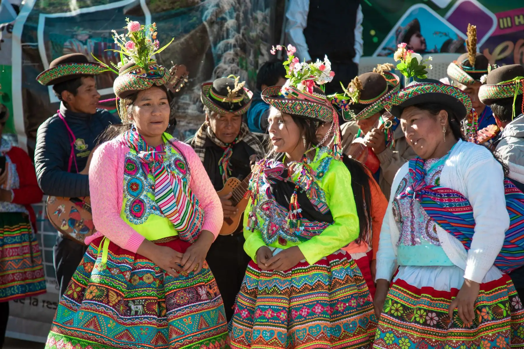 El Ministerio de Cultura resaltó que la Chimaycha con Chinlili es una expresión cultural que conjuga música, canto, baile, fiesta y memoria que es practicada en tres de las once provincias del departamento de Ayacucho. Específicamente, se ha identificado su práctica en los distritos de Chuschi, María Parado de Bellido y Totos, en la provincia de Cangallo; en los distritos de Sarhua, Vilcanchos, Huamanquiquia, Alcamenca y Huancaraylla, en la provincia de Fajardo; y en las comunidades campesinas del distrito