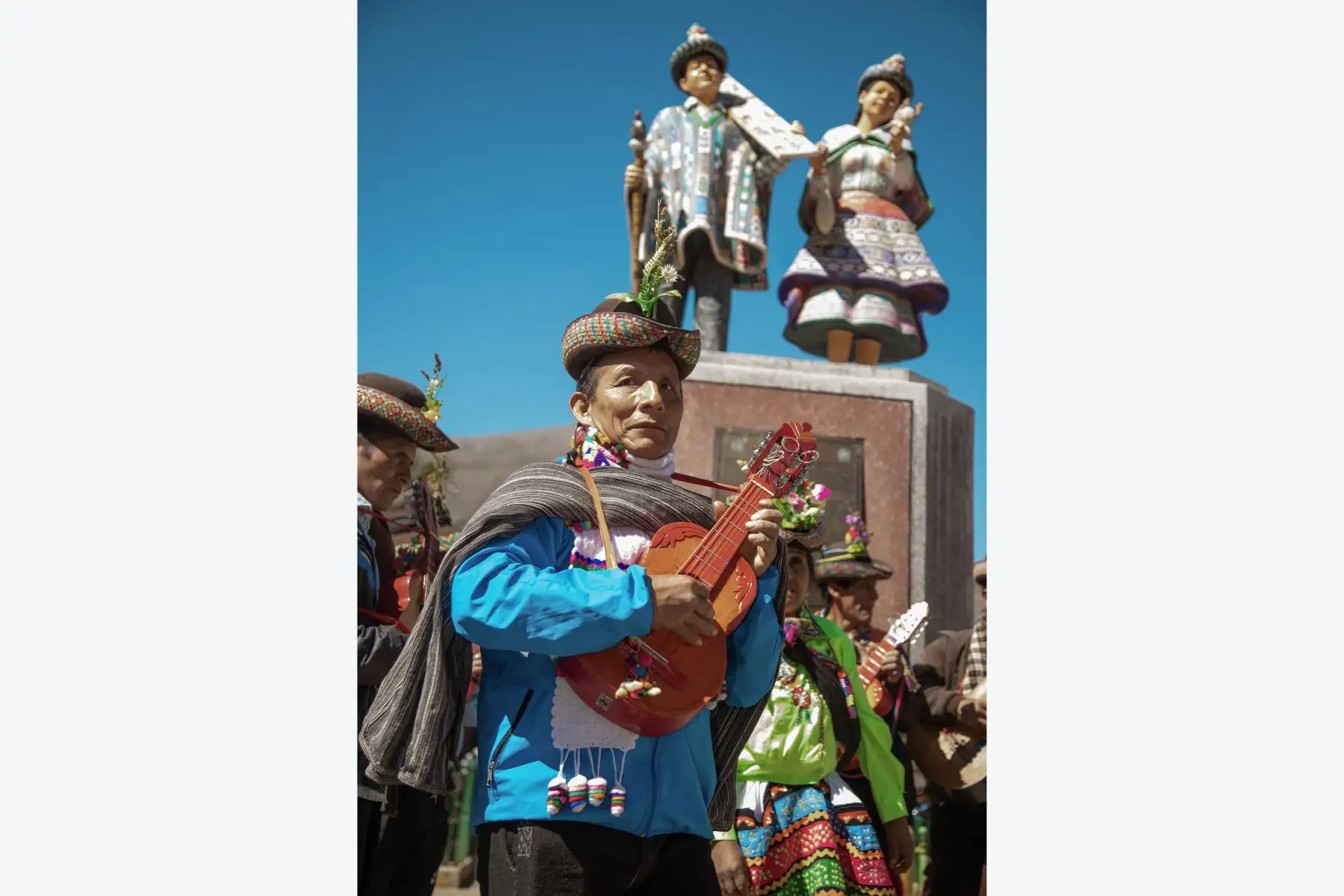 El Chinlili es un instrumento cordófono de cuerda, propio de la zona central de la cuenca hidrográfica del río Pampas, principalmente en las jurisdicciones de las provincias de Cangallo y Fajardo, utilizado exclusivamente para ejecutar la Chimaycha, acompañado del canto a dúo de varones y mujeres jóvenes; estas últimas se caracterizan por voces muy agudas, marcando una sonoridad especial.
Foto: ANDINA/MINCUL