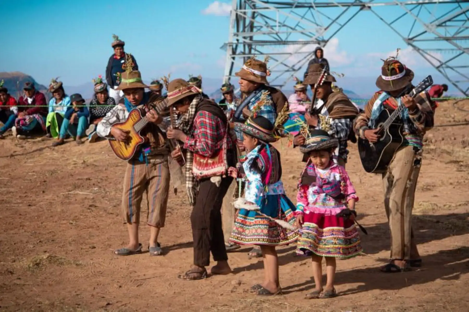 El aprendizaje de la Chimaycha con Chinlili se caracteriza por la naturalidad con la que niños y niñas lo incorporan como parte de su vida en comunidad, al participar desde muy pequeños en las festividades religiosas y civiles, en las que hay música, canto, baile y fiesta. Por todo ello, la expresión es ahora Patrimonio Cultural de la Nación.
Foto: ANDINA/MINCUL