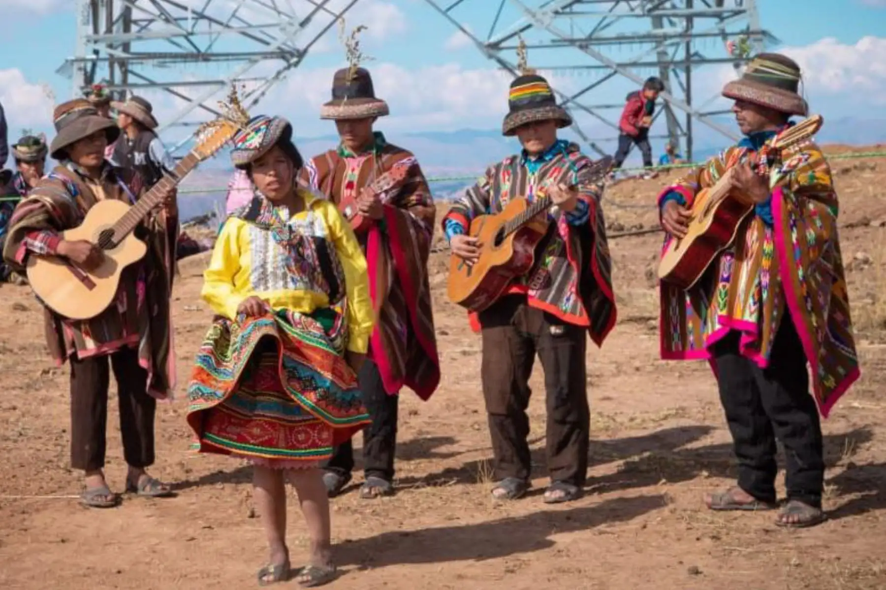 En cuanto a las características del baile asociado a la música de la Chimaycha, los danzantes recrean escenas de la vida comunal, incluyendo memorias de la vida michiy, del atipanakuy, espacios de competencia incluyendo pruebas de resistencia física, y el tradicional lapyay que consiste en golpear con la palma de la mano el pecho del contrincante buscando que caiga o pierda el equilibrio.
Foto: ANDINA/MINCUL