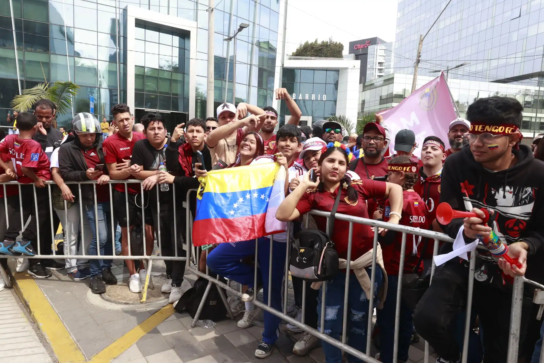 Hinchas venezolanos alienta a su seclcción previo al partido, que juega en estadio naciona de Lima. 
Foto: ANDINA/Vidal Tarqui