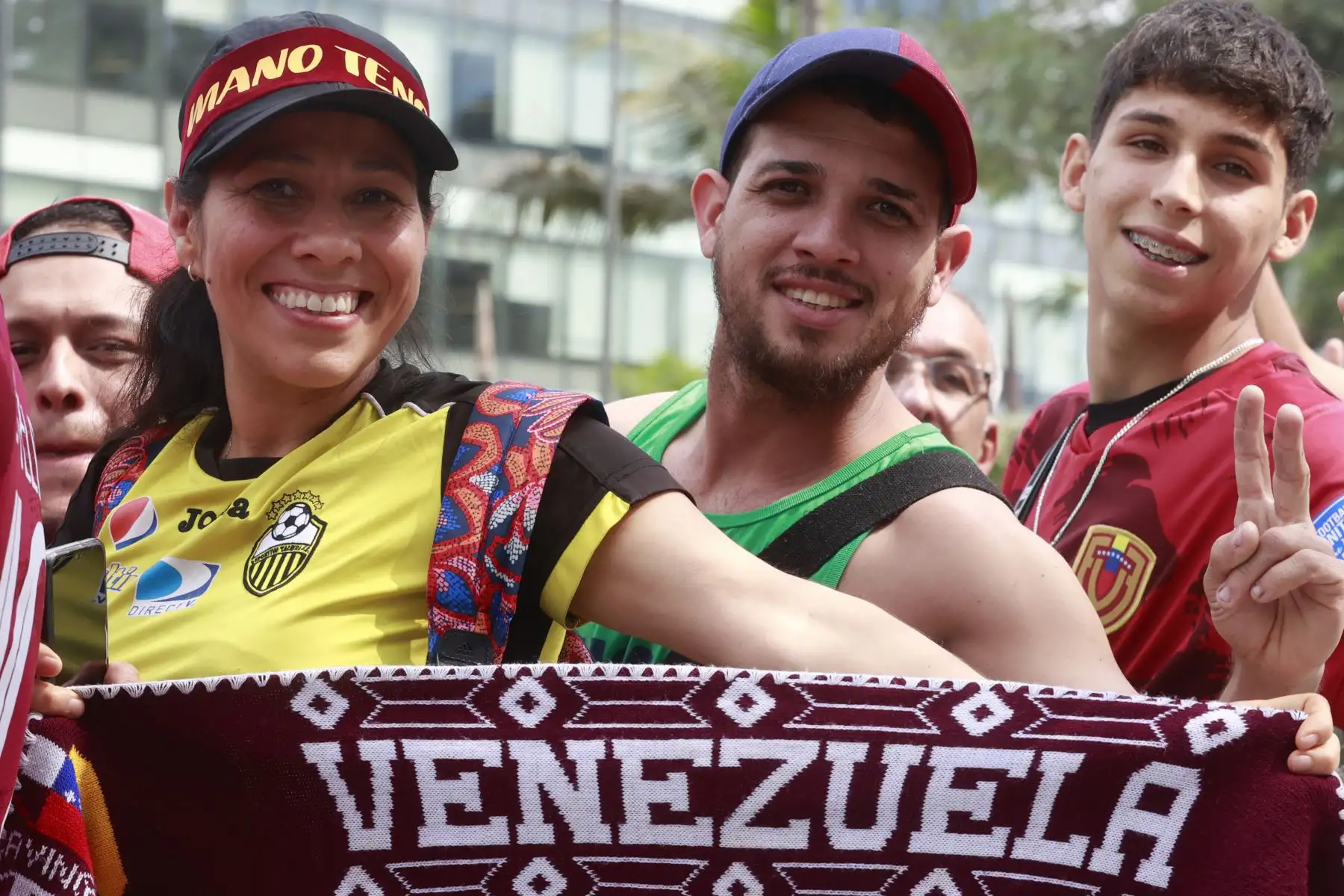 Hinchas venezolanos alienta a su seclcción previo al partido, que juega en estadio naciona de Lima. 
Foto: ANDINA/Vidal Tarqui