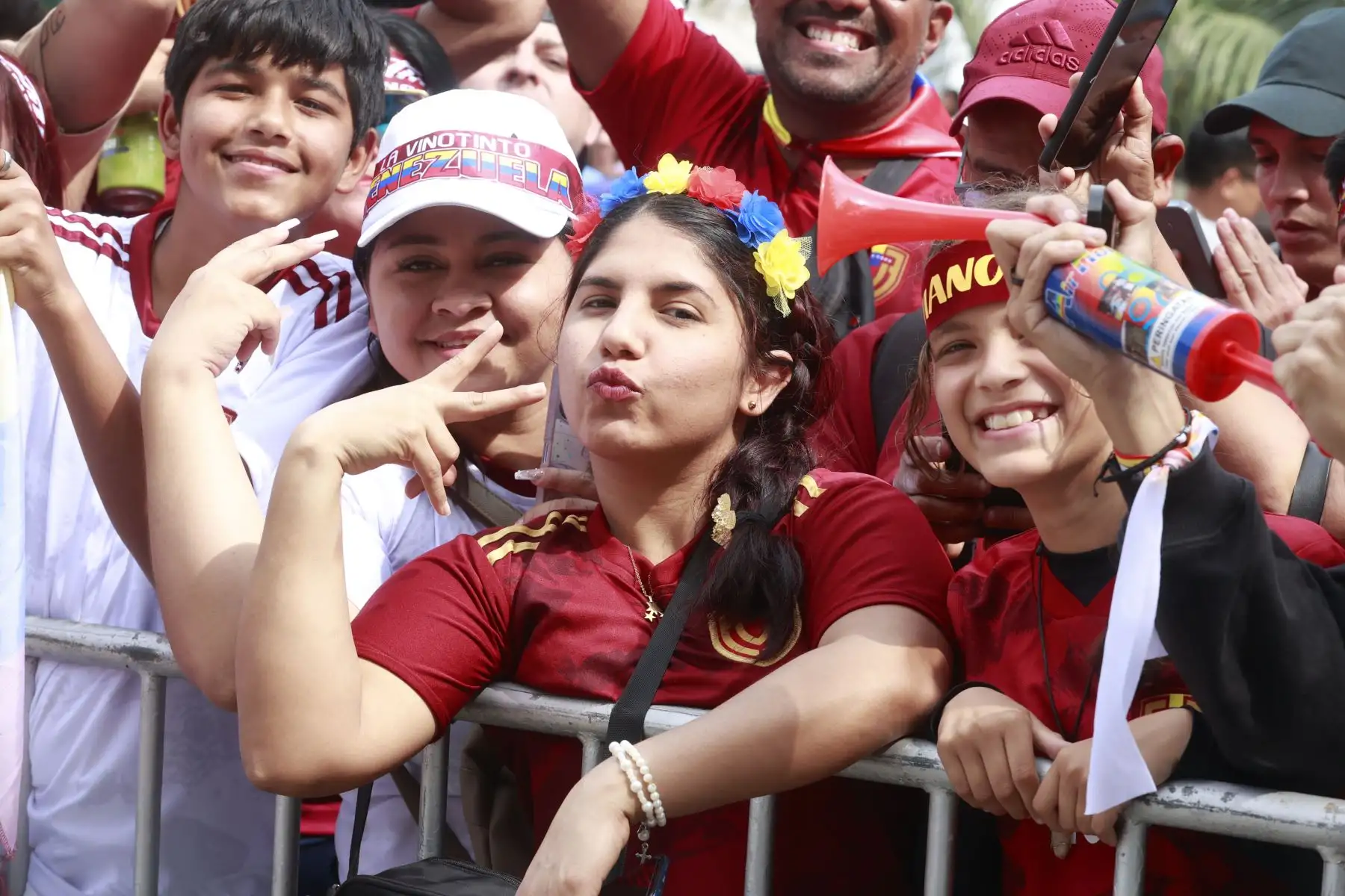Hinchas venezolanos alienta a su seclcción previo al partido, que juega en estadio naciona de Lima. 
Foto: ANDINA/Vidal Tarqui